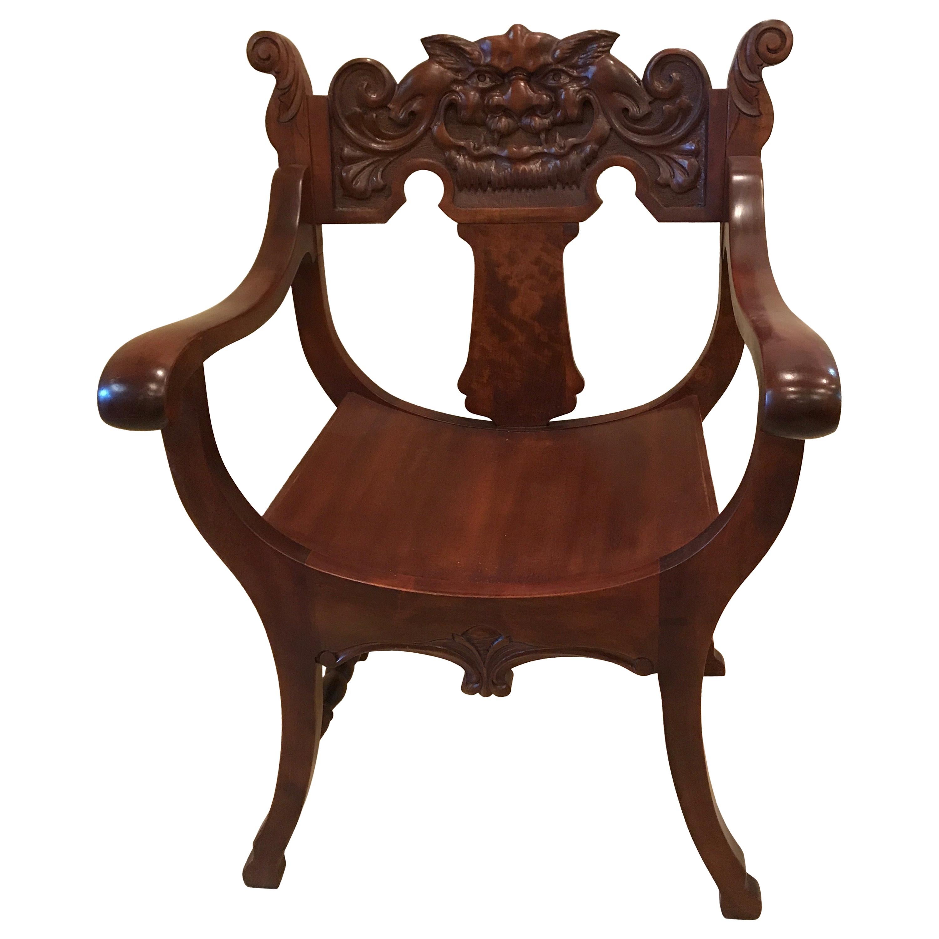 Chaise en bois sculpté de style gothique avec des figures mythologiques