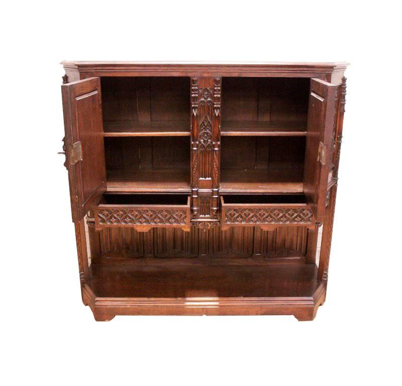 Gothic-Style Credenza in Oak In Excellent Condition For Sale In Gembloux, BE