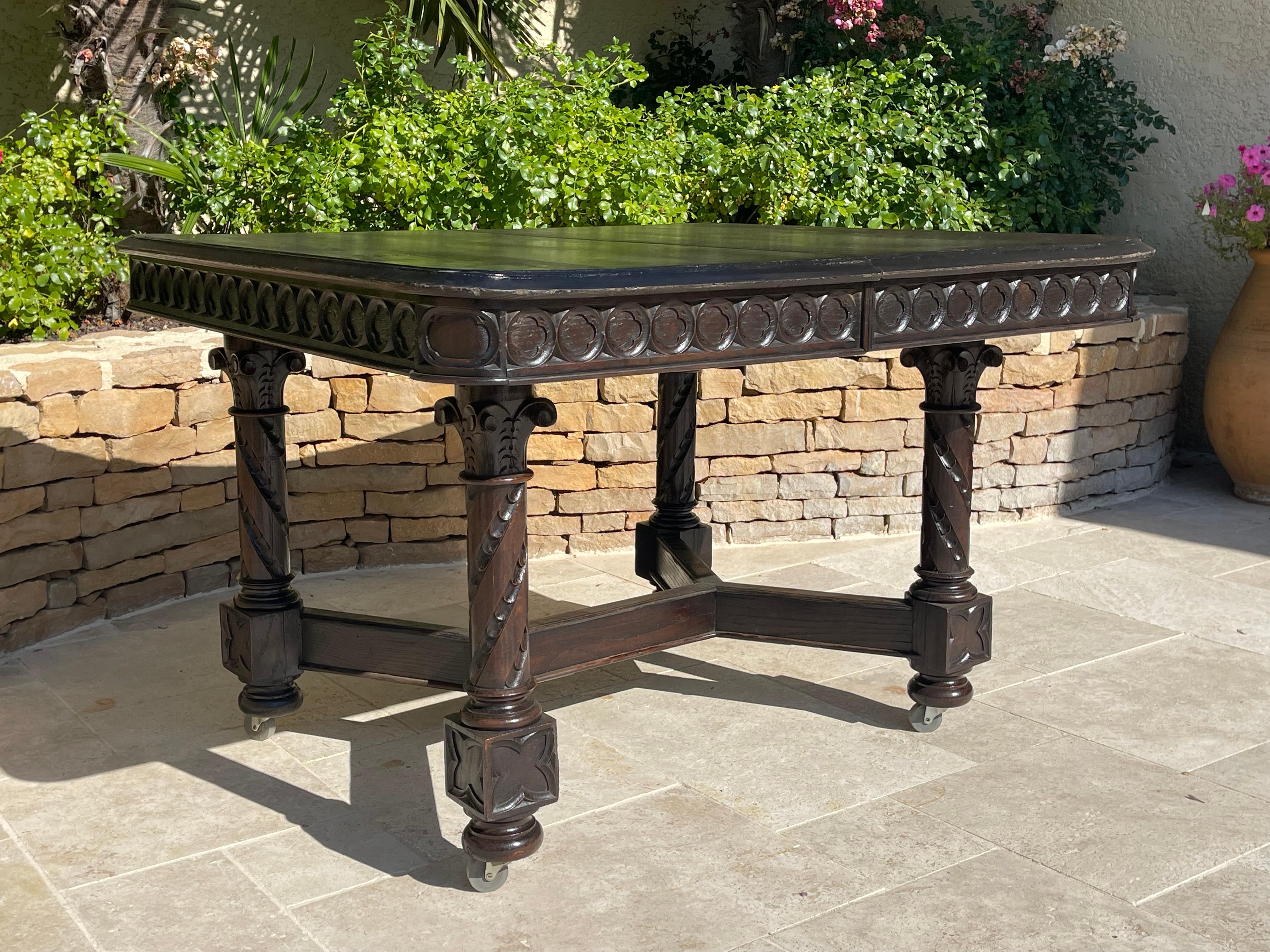 Bellissimo tavolo da pranzo in stile gotico in legno massiccio intagliato. Ha tre estensioni ed è in buone condizioni. Circa 1900. 
 
 Dimensioni
 Larghezza 1m10 
 Lunghezza 1m18,5 
 Altezza totale 79 cm 
 Altezza sotto la cintura 68 cm (tavolo