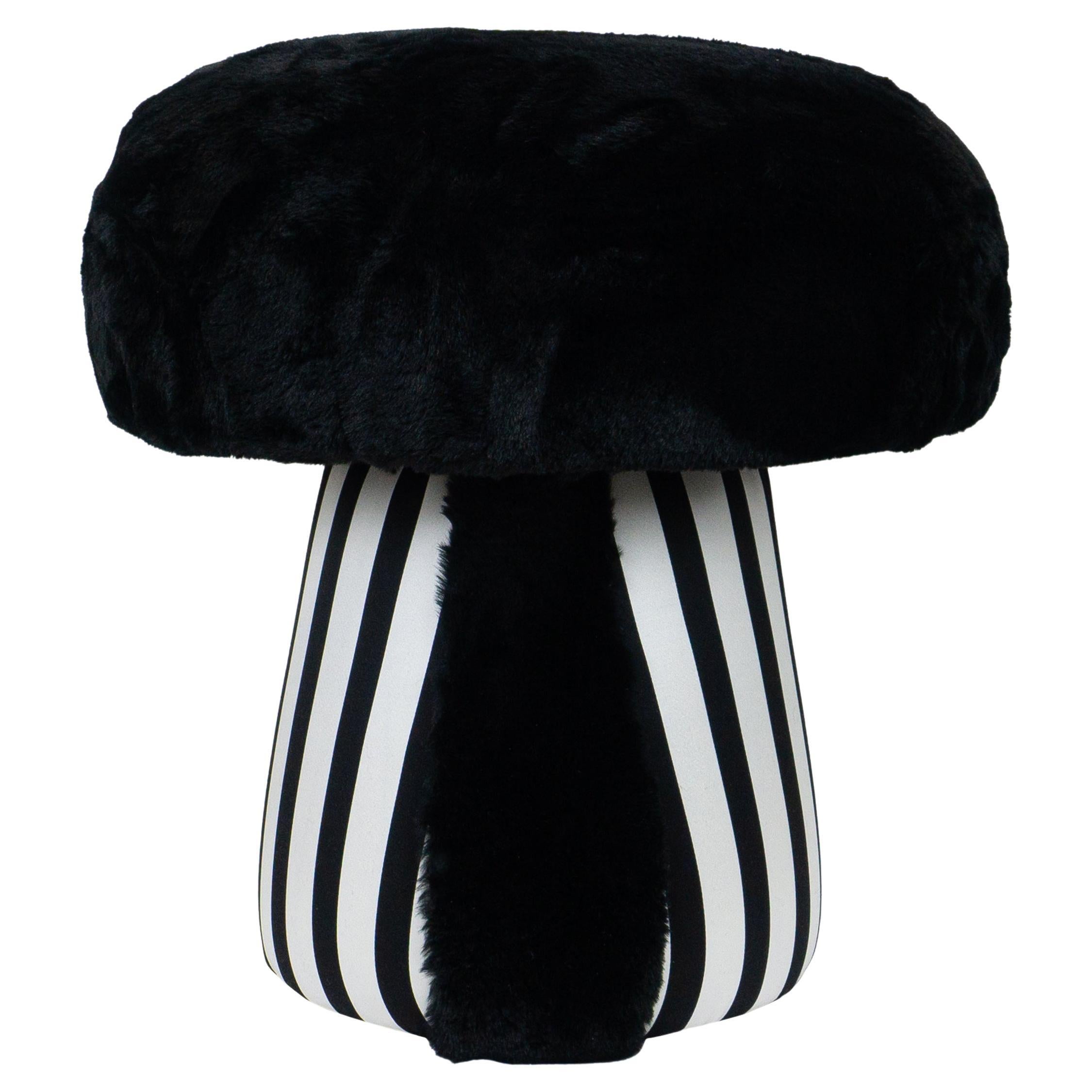 Pouf champignon de style gothique en fausse fourrure et base en satin