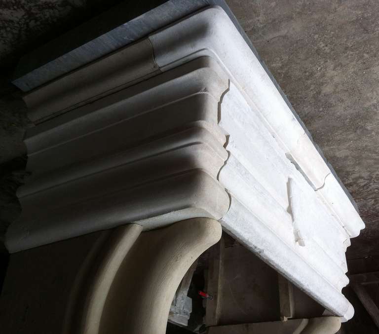 Gothic Style Fireplace in Limestone from France, Restaured in the 20th Century For Sale 3