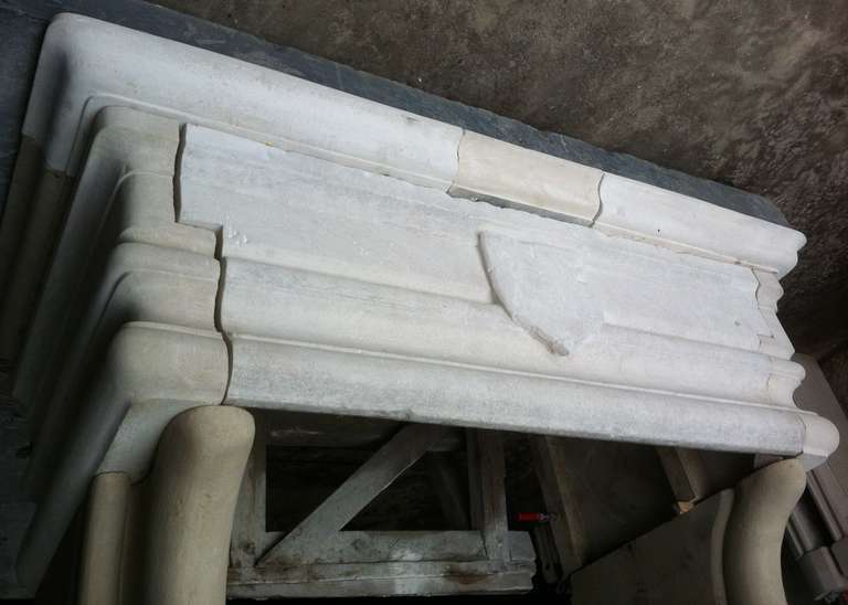 Gothic Style Fireplace in Limestone from France, Restaured in the 20th Century For Sale 4