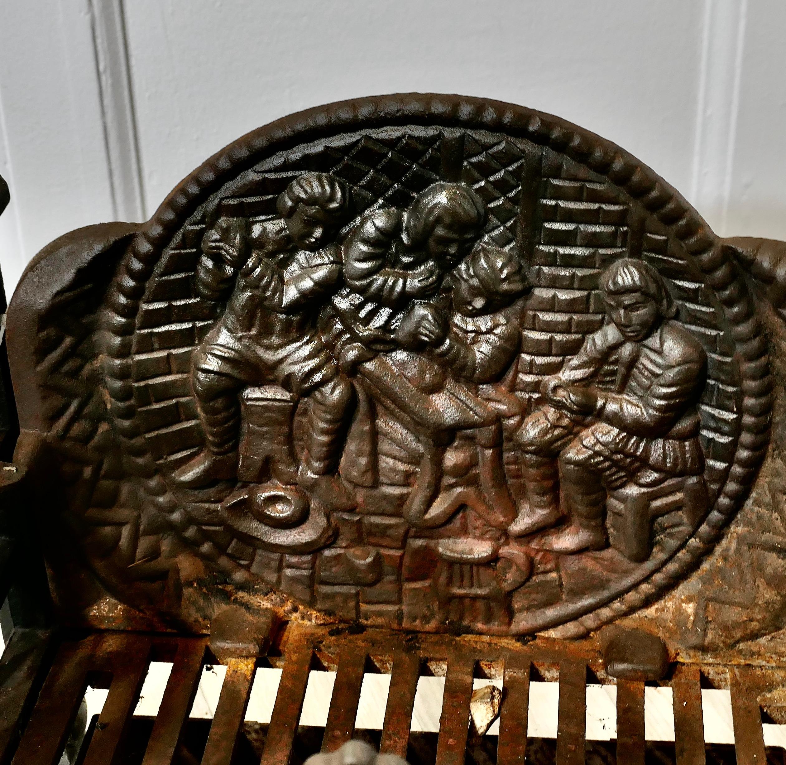 Panier de cheminée de style gothique sur pied avec dos décoratif et panneau en frêne Bon état - En vente à Godshill, Isle of Wight