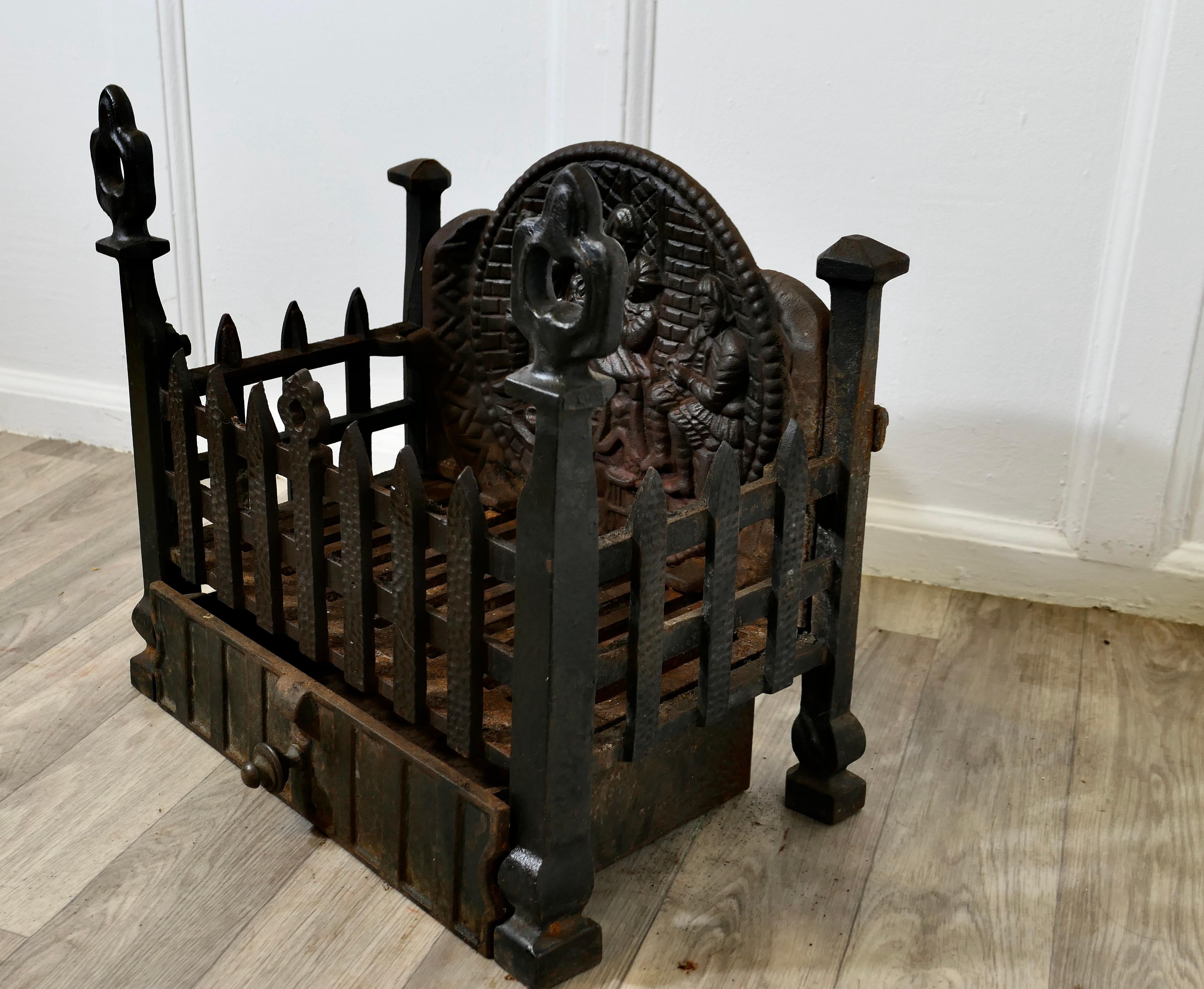 Début du 20ème siècle Panier de cheminée de style gothique sur pied avec dos décoratif et panneau en frêne en vente