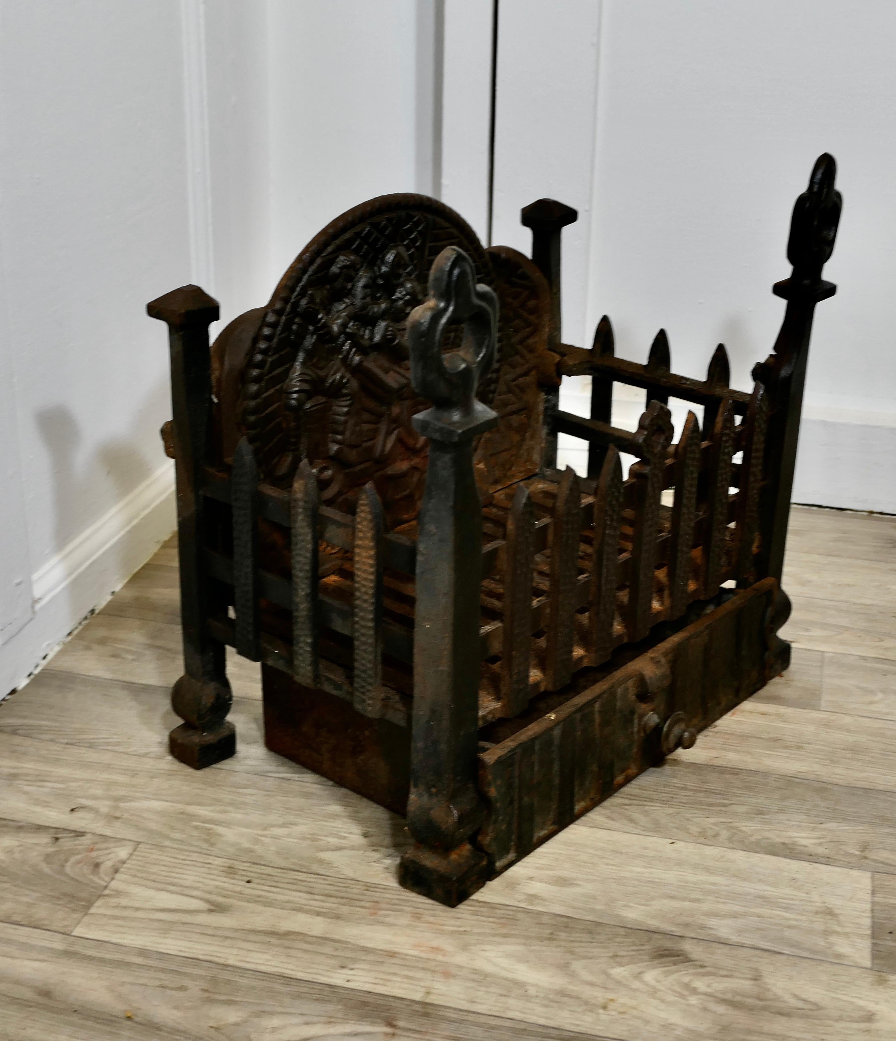 Fer Panier de cheminée de style gothique sur pied avec dos décoratif et panneau en frêne en vente