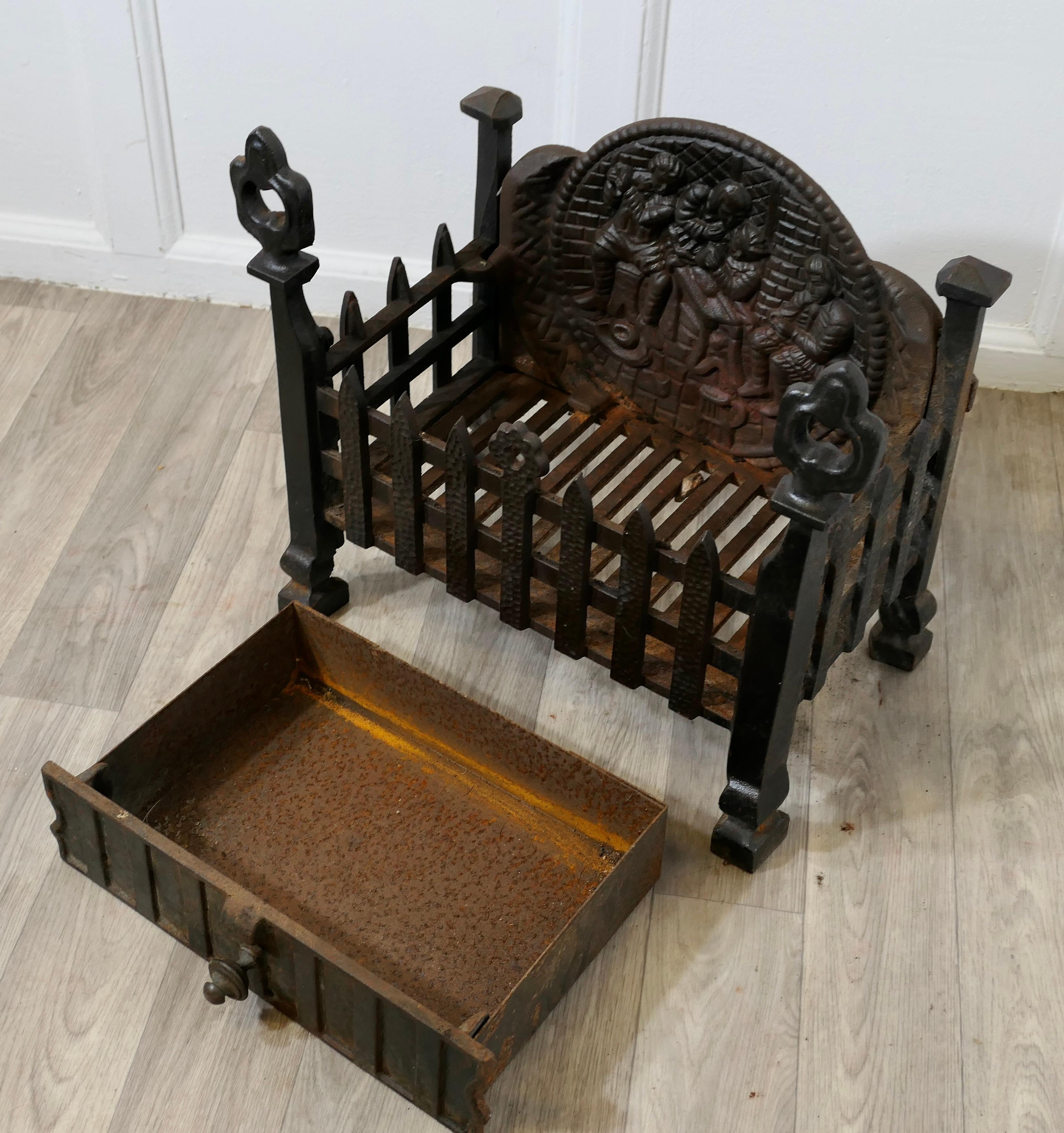 Panier de cheminée de style gothique sur pied avec dos décoratif et panneau en frêne en vente 1