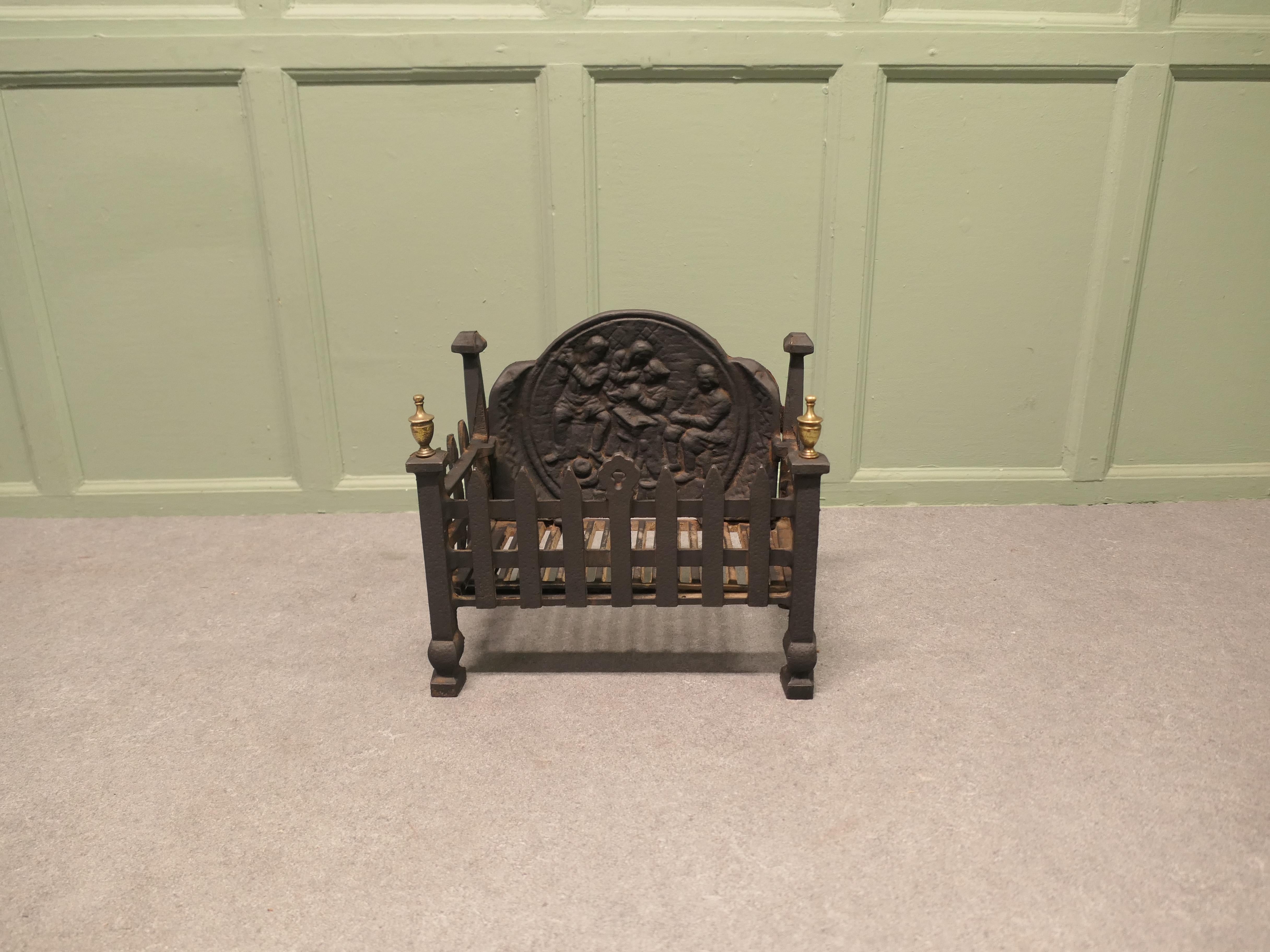 Neogotico Cesto da fuoco in stile gotico con schienale decorativo in vendita