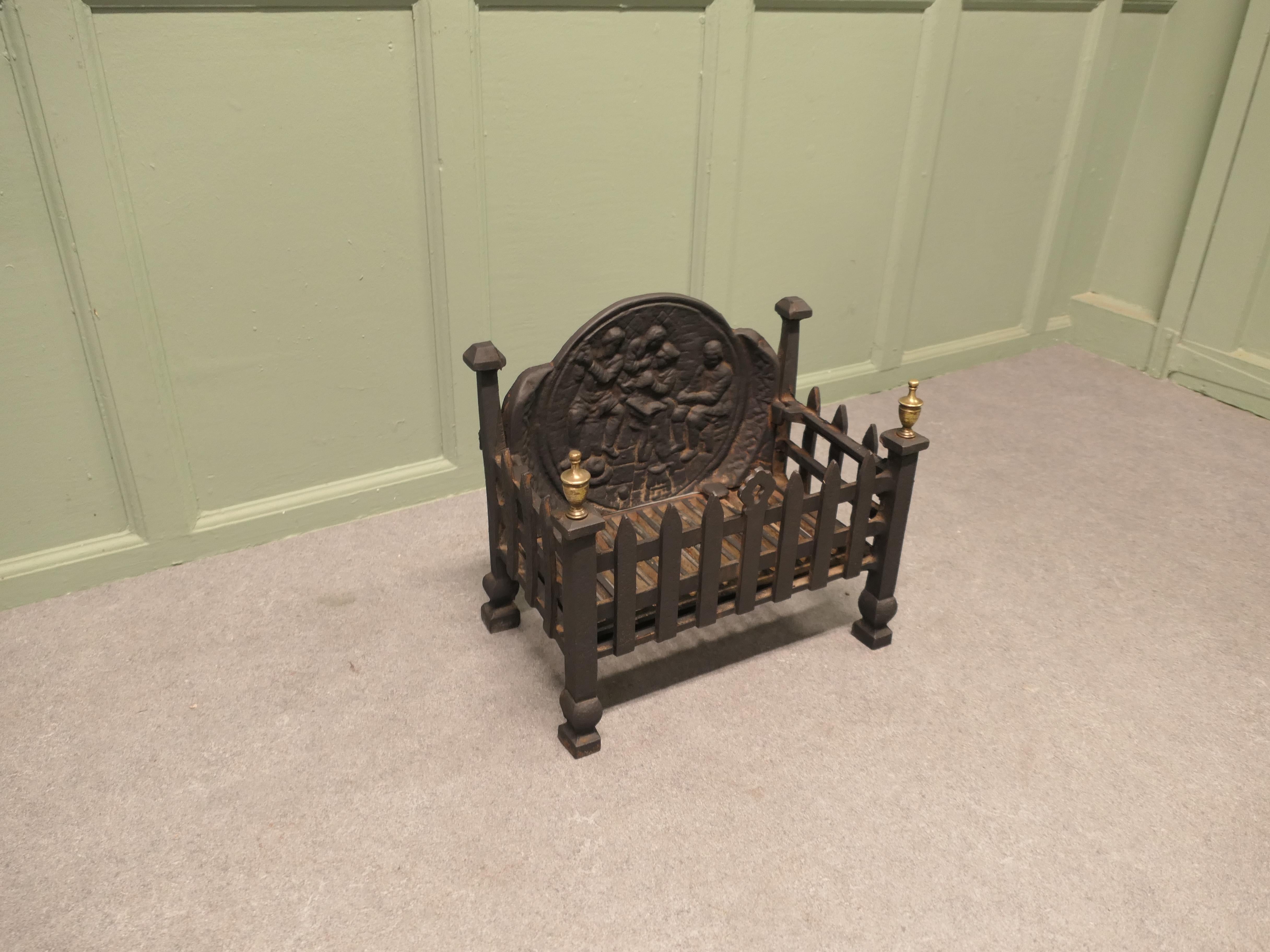 Inizio XX secolo Cesto da fuoco in stile gotico con schienale decorativo in vendita