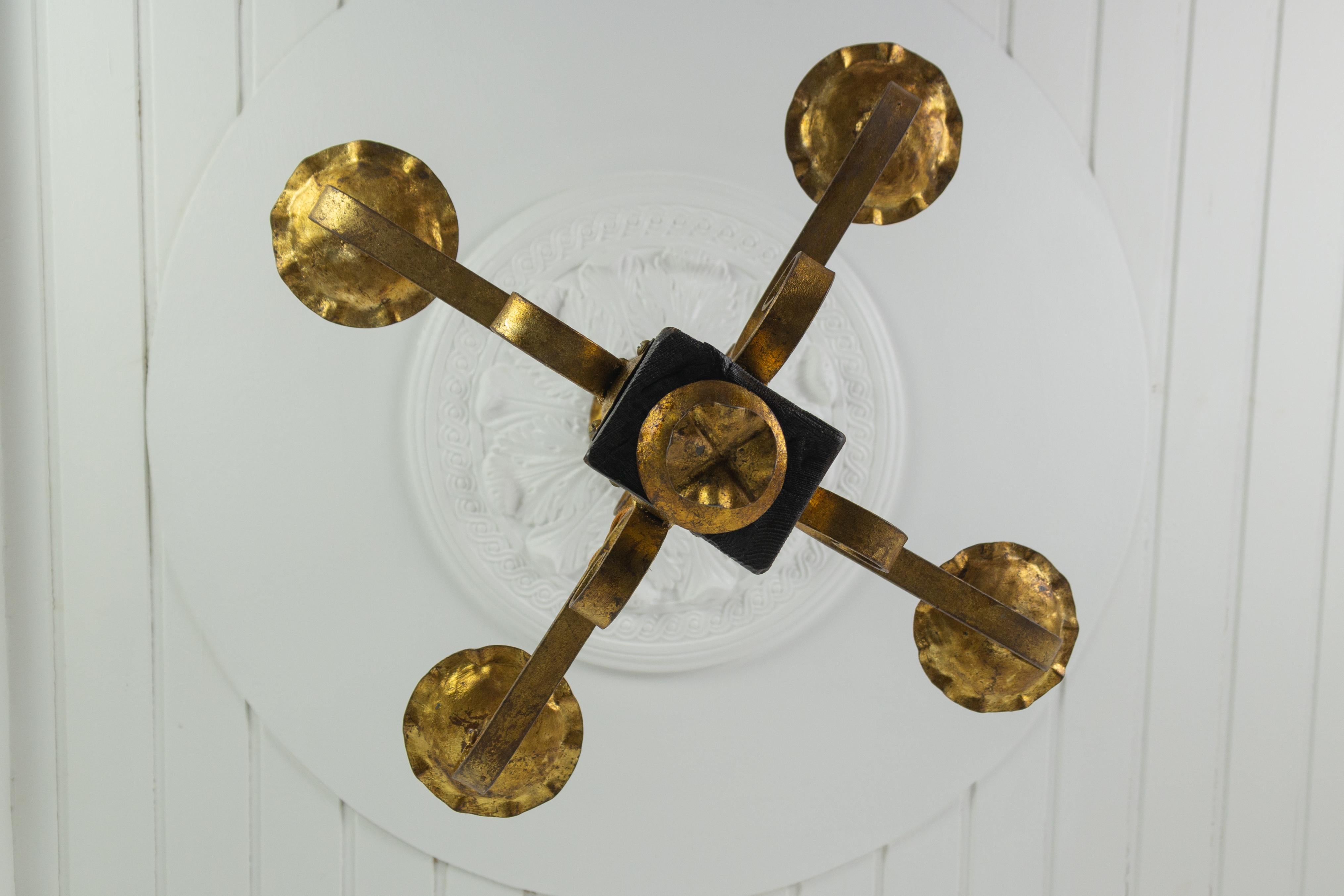 Lampadario a quattro luci in ferro battuto dorato e legno nero in stile gotico in vendita 4