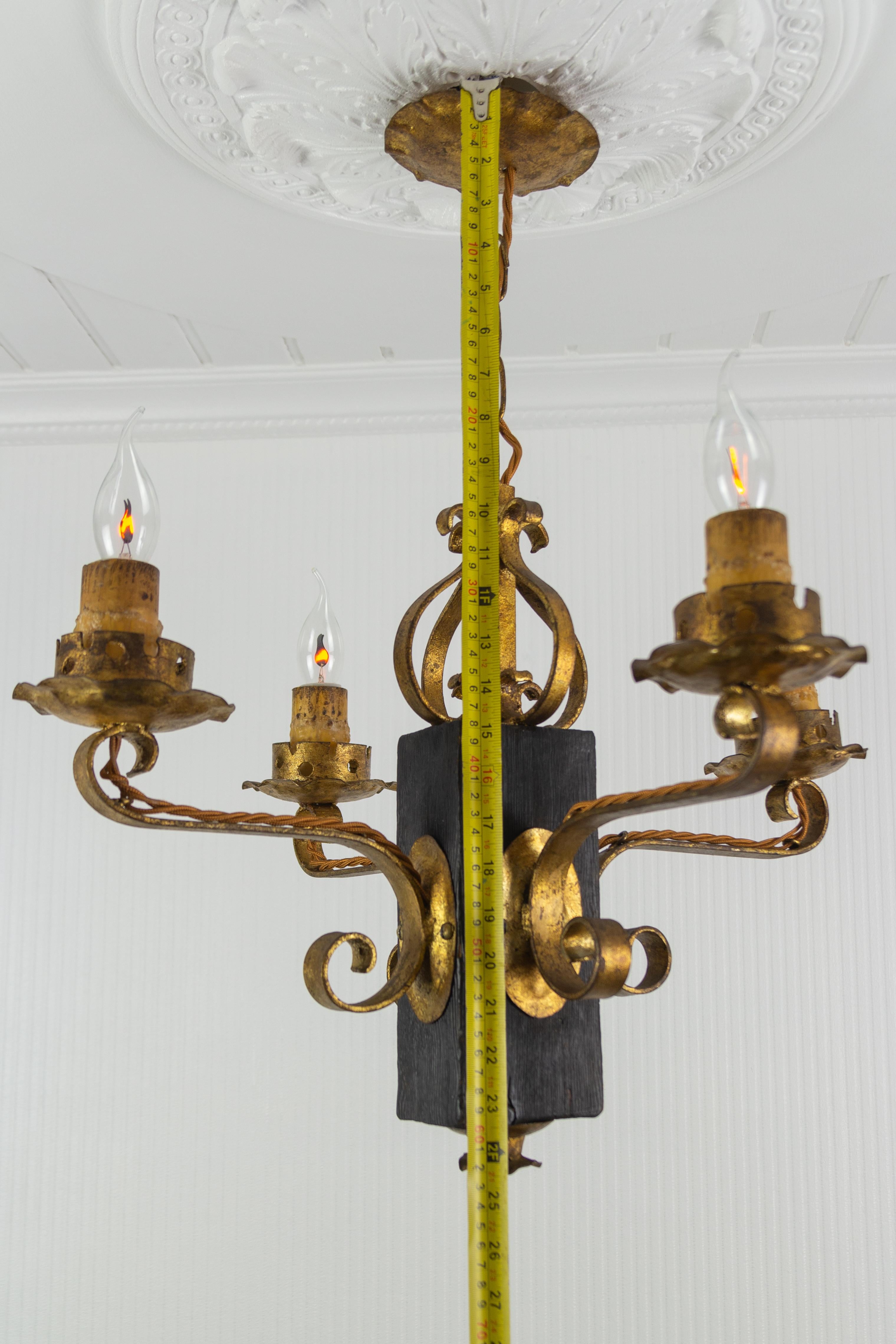 Lampadario a quattro luci in ferro battuto dorato e legno nero in stile gotico in vendita 5