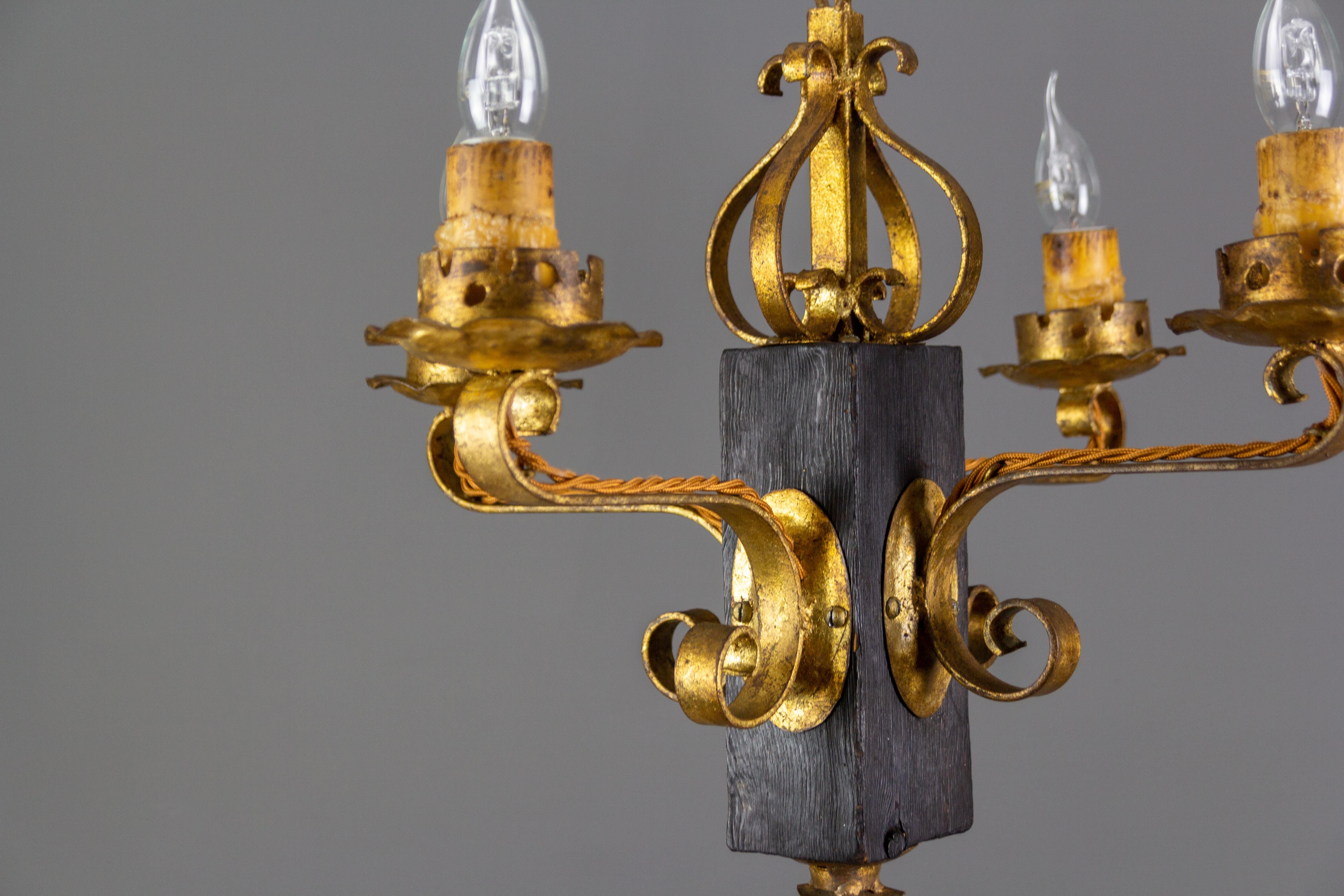 Neogotico Lampadario a quattro luci in ferro battuto dorato e legno nero in stile gotico in vendita