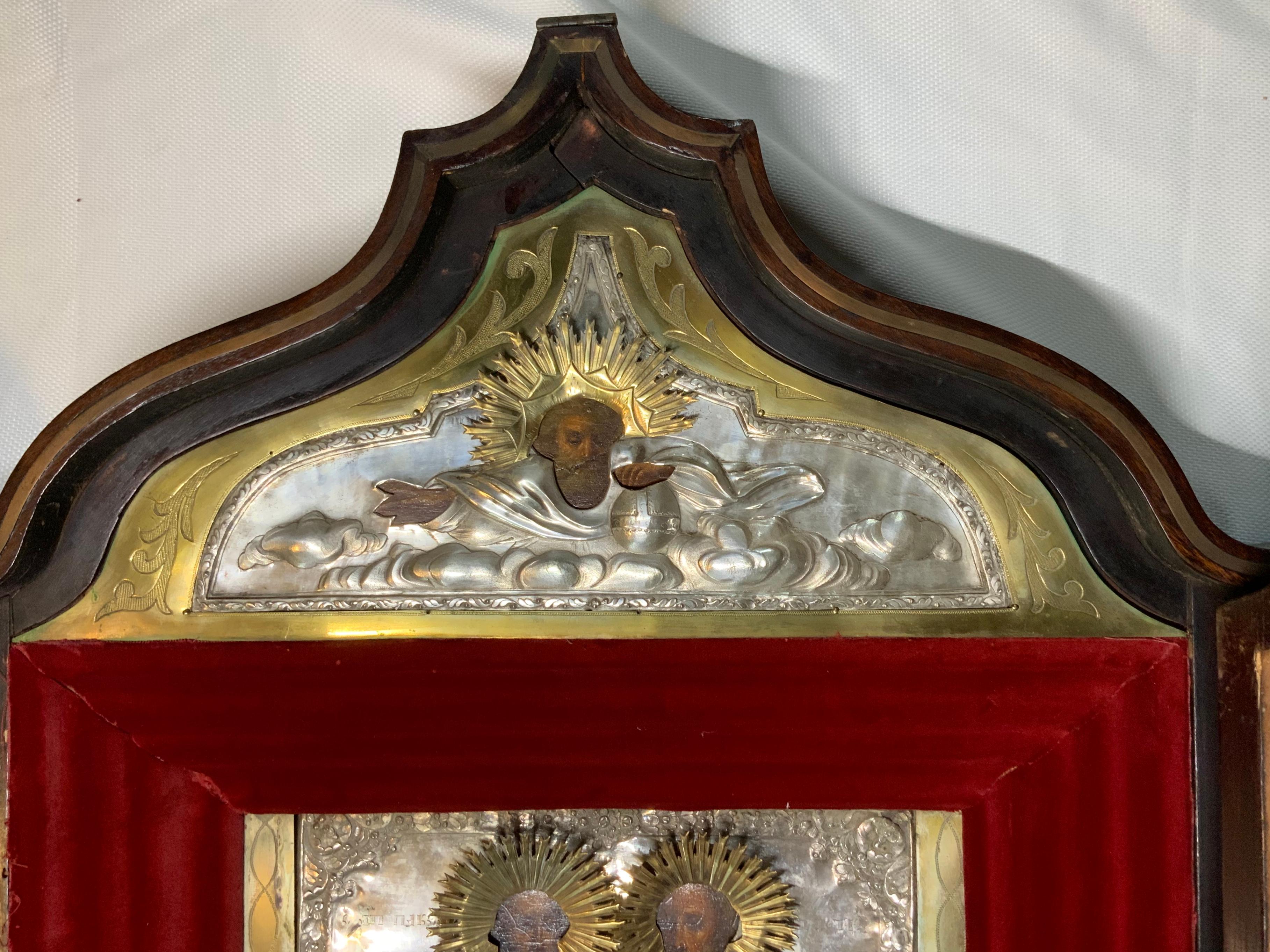 Embossé Grand triptyque gothique  Boîte d'ombres/présentoir d'icônes en argent de la Church s'orthodoxe en vente