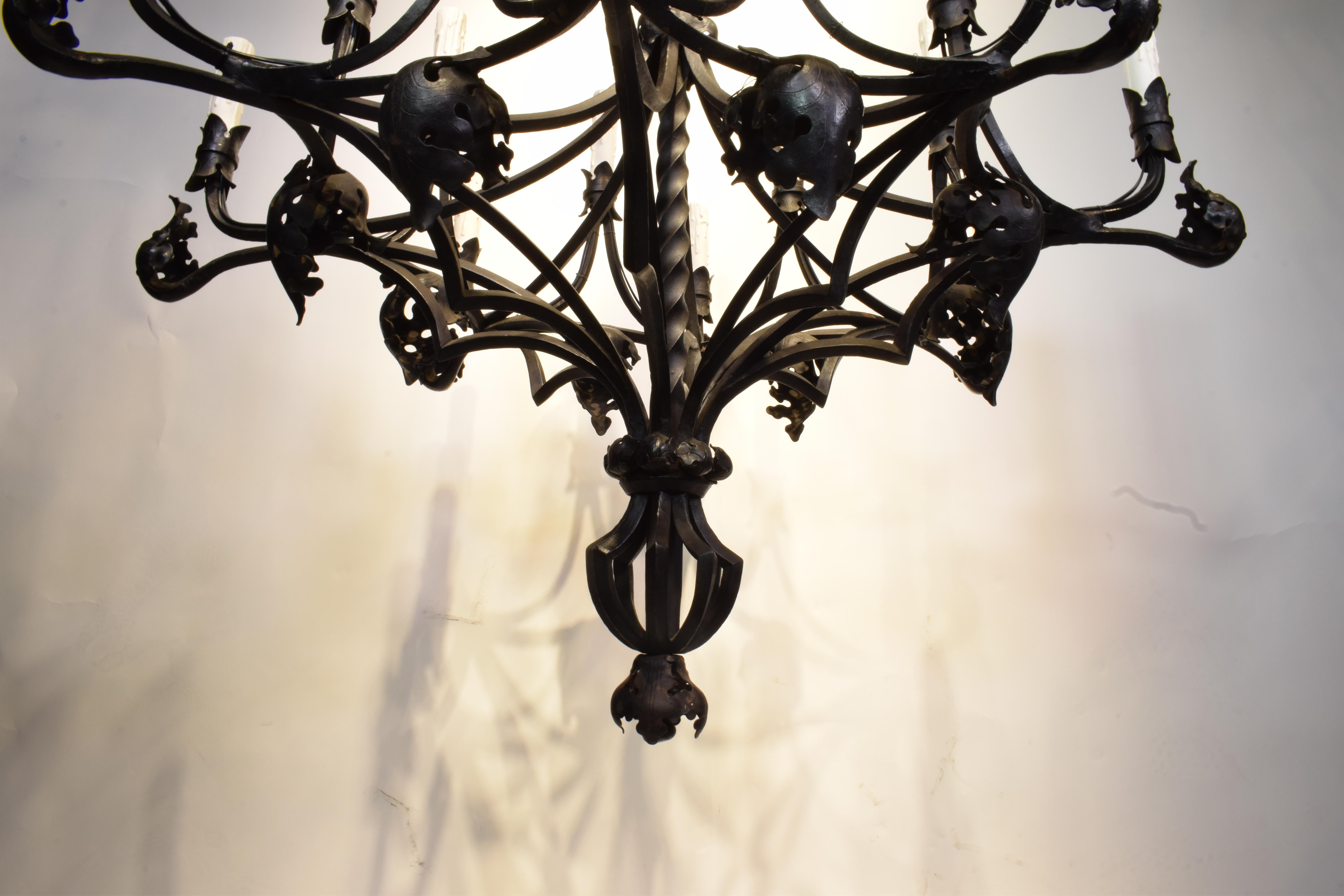 Très beau lustre en fer martelé à la main de style gothique. Extraordinaire travail de ferronnerie. 16 lampes. France, vers 1890. 
Dimensions : Hauteur 51