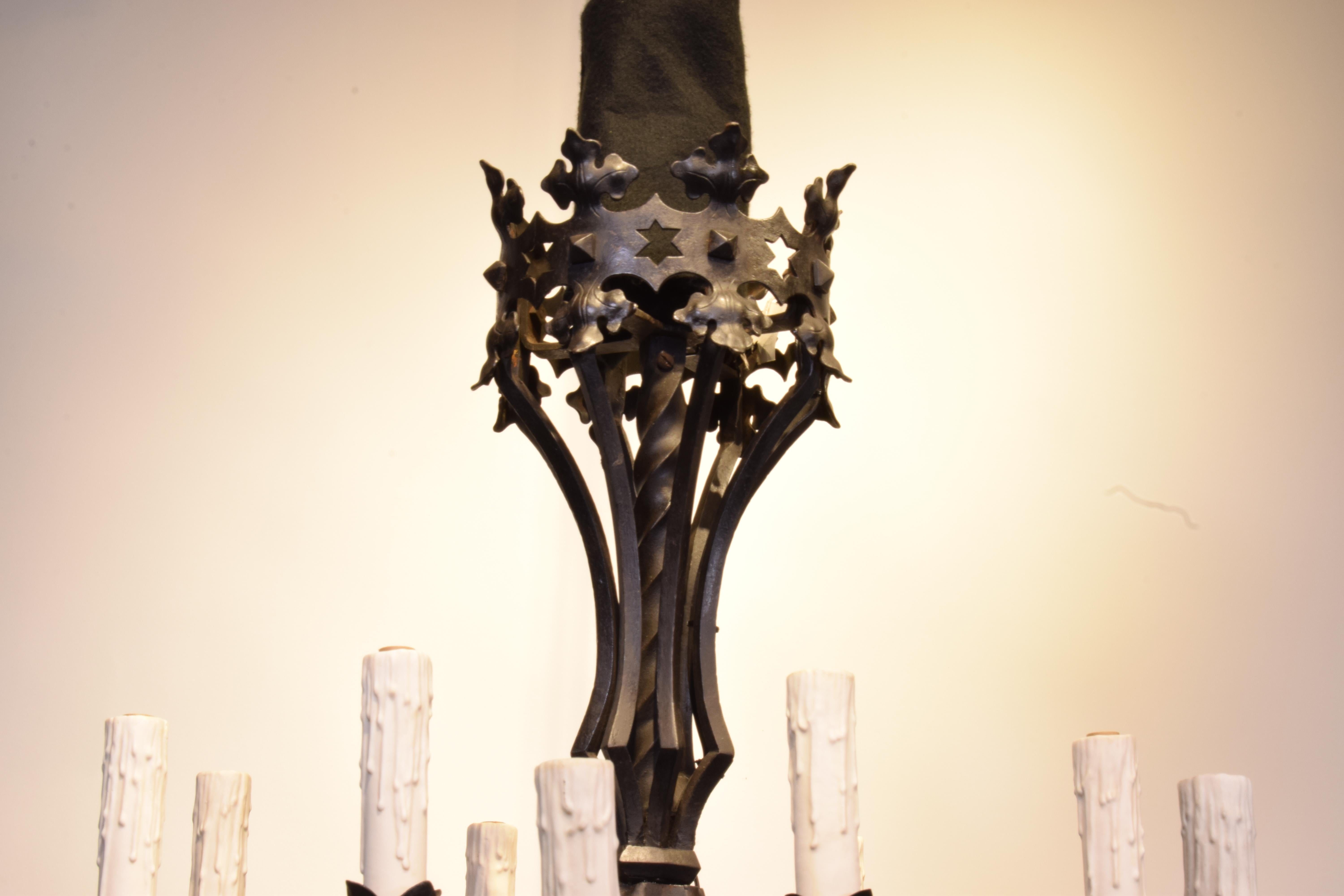 Gothique Lustre en fer de style gothique en vente