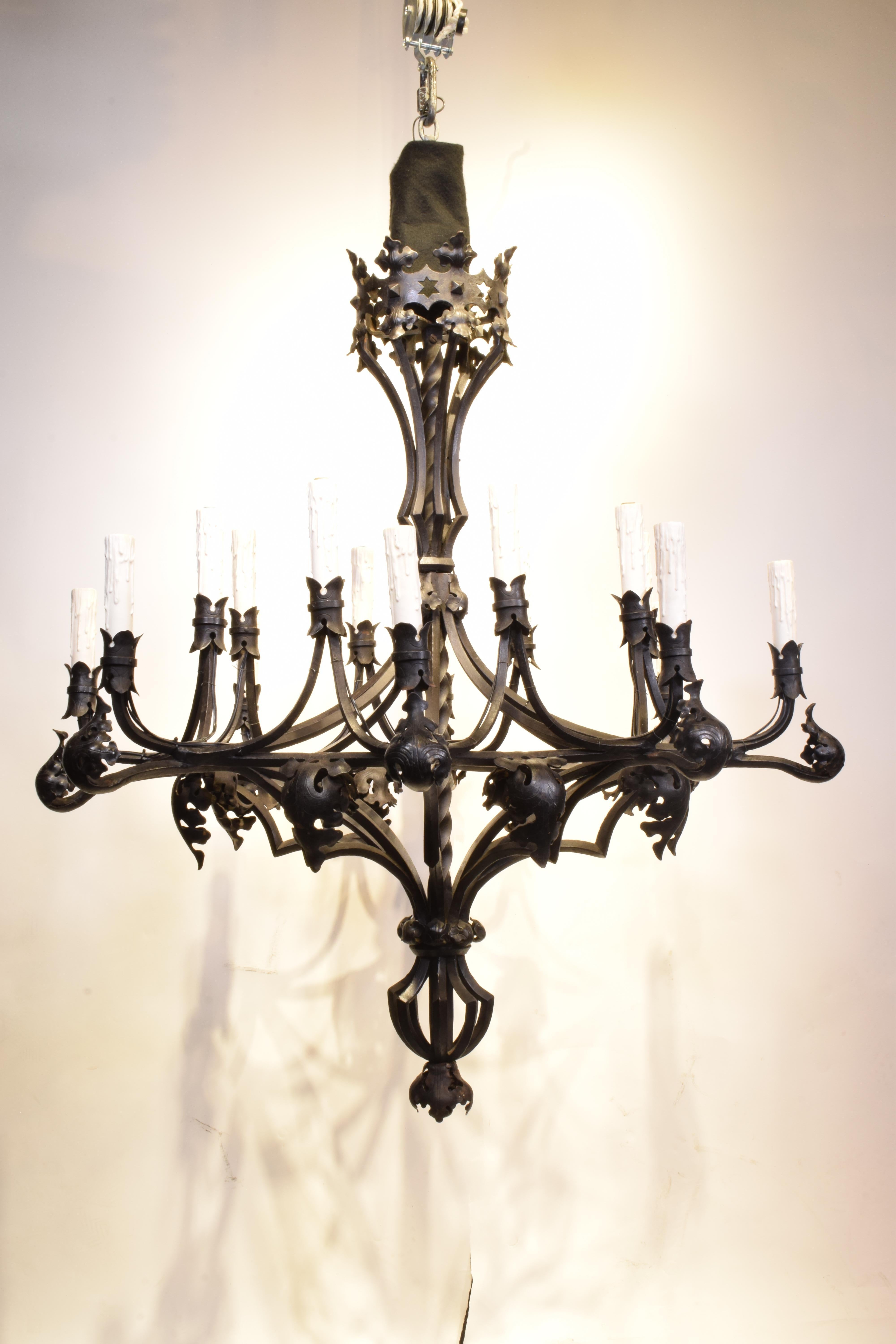 Fin du XIXe siècle Lustre en fer de style gothique en vente