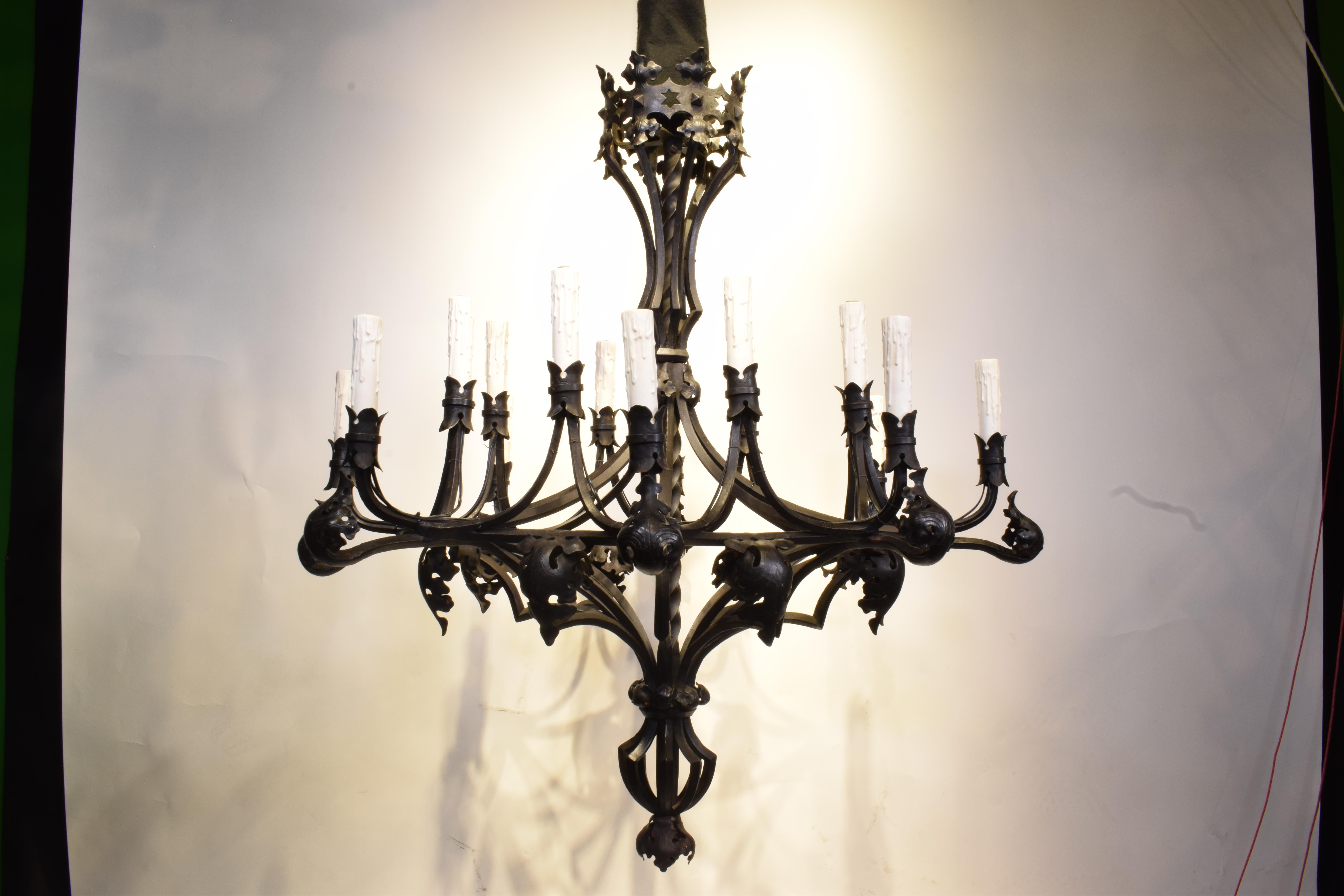 Eisen-Kronleuchter im gotischen Stil (Spätes 19. Jahrhundert) im Angebot