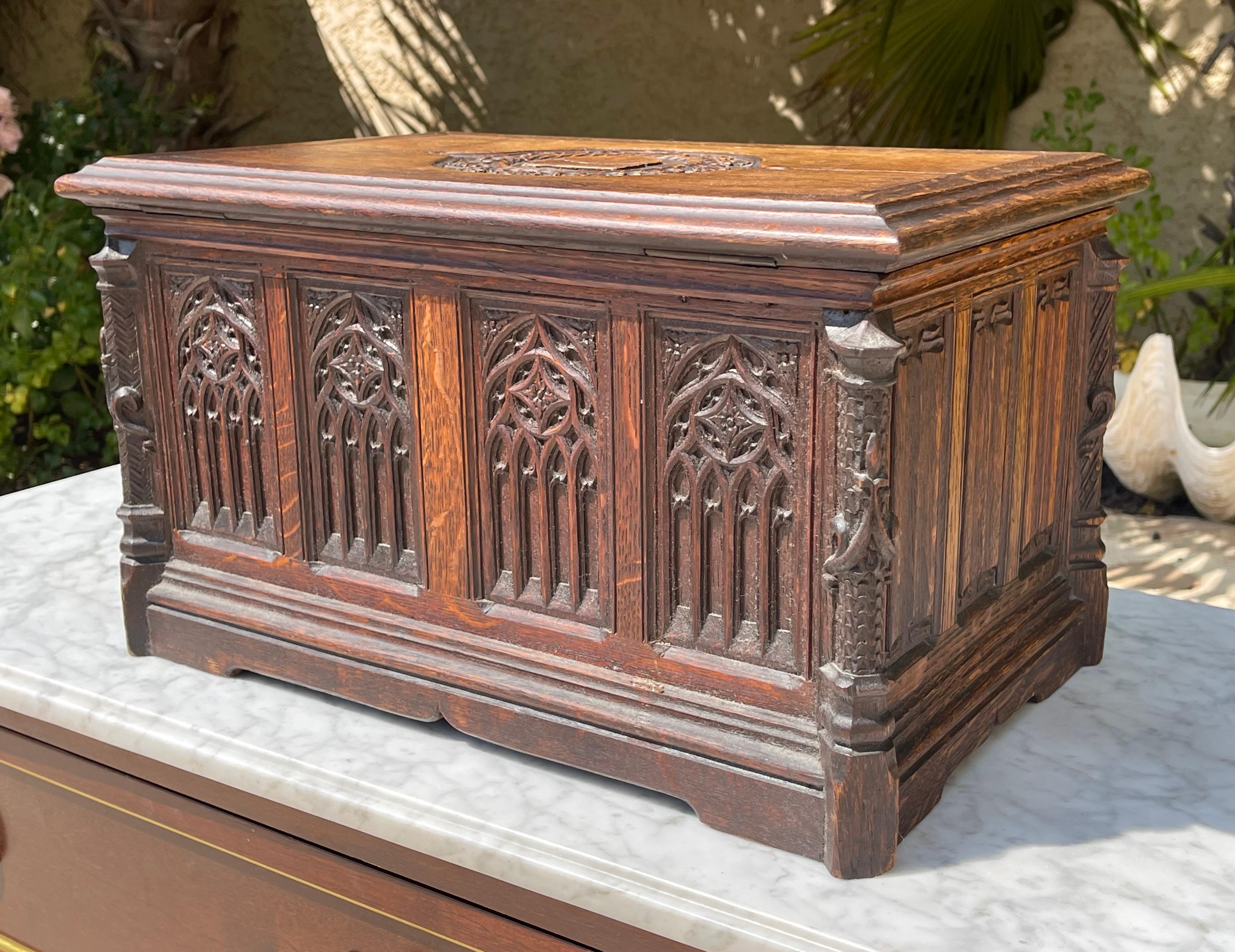 Gothic Style Oak Box, XIXth century For Sale 5