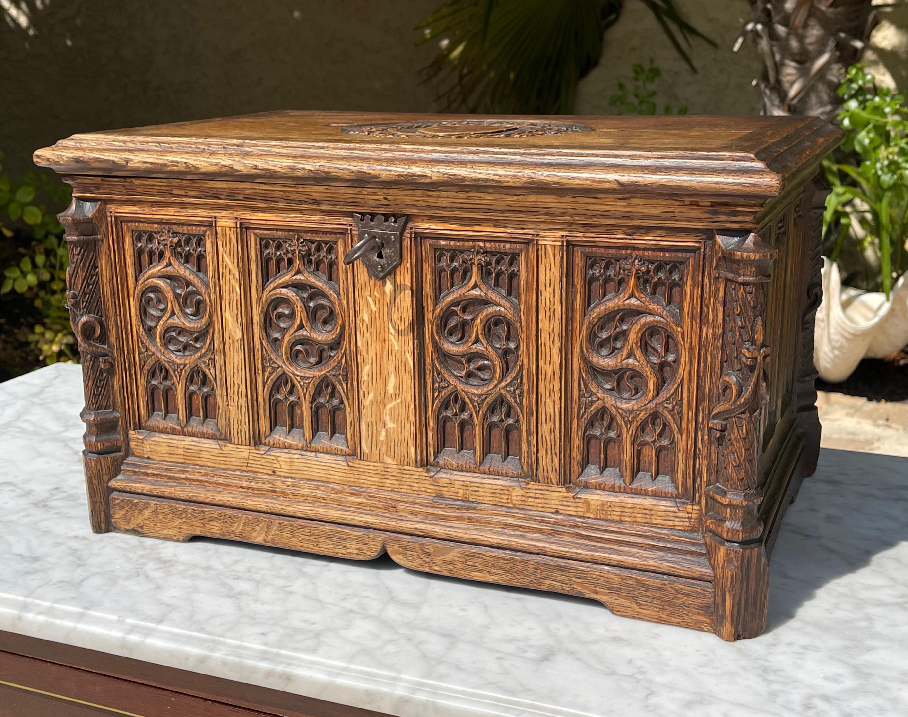 Gothic style carved oak box. 19th century French work of fine quality. This box is entirely original and in good condition. 
 
 Dimensions 
 Height 25cm 
 Width 43.5cm 
 Depth 27.5cm 
 Internal dimensions : L 26.5cm x W 21.5cm