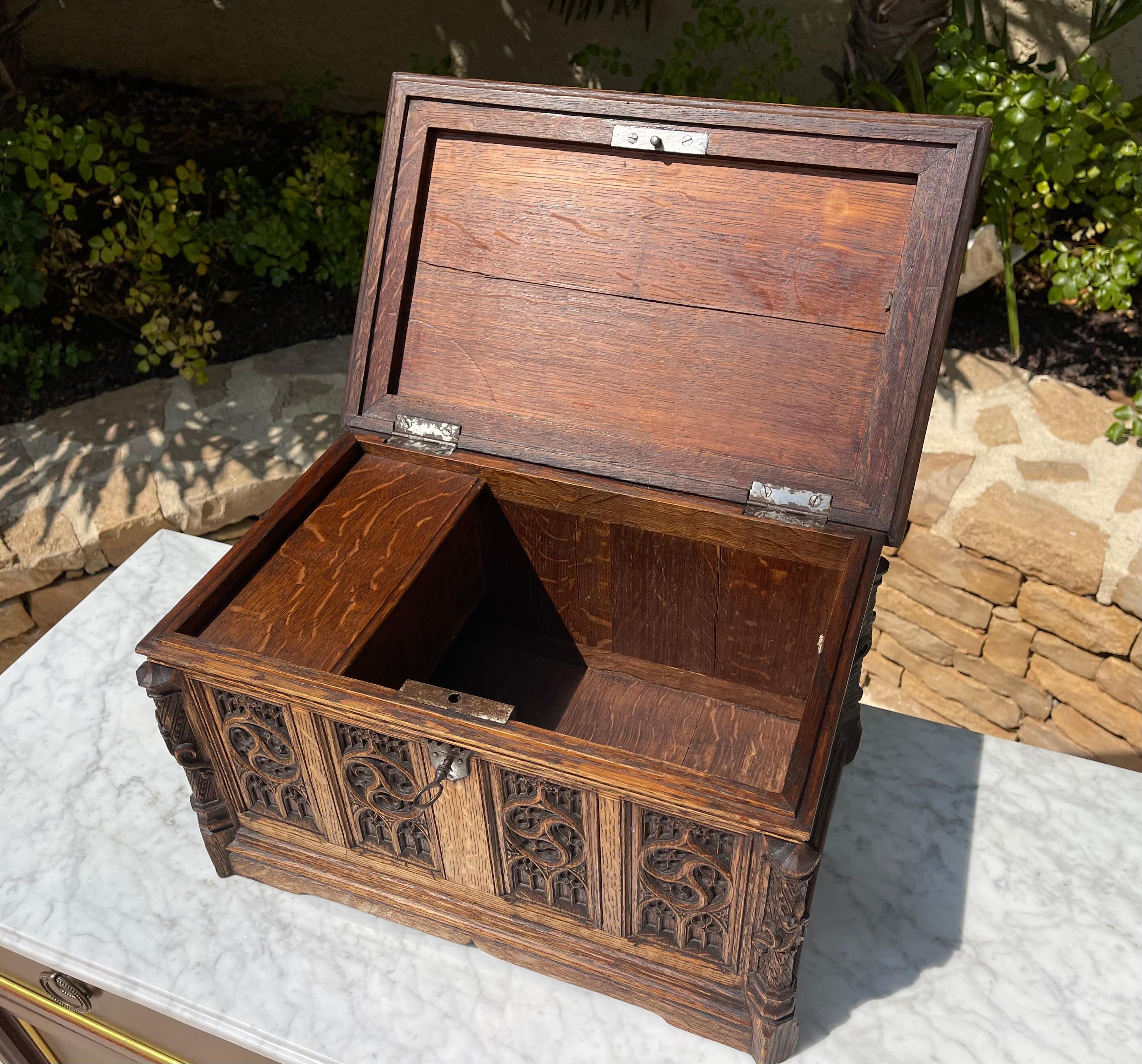 Gothic Style Oak Box, XIXth century In Good Condition For Sale In Beaune, FR