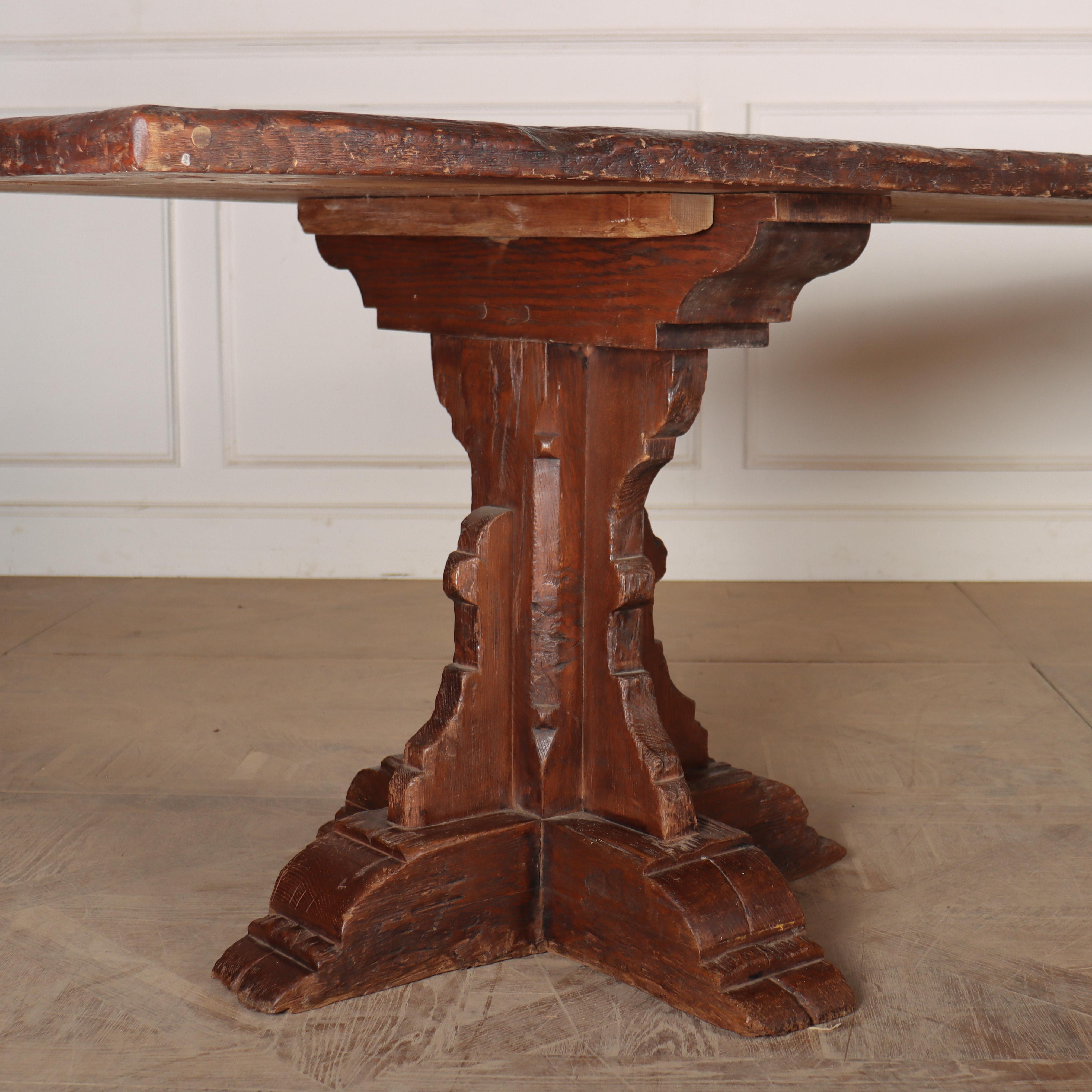 Grande table de salle à manger en chêne de style gothique sur deux socles. Fabriquée dans les années 1920 à partir de chêne récupéré, dans le style d'une table à tréteaux de banquet du XVe siècle. La couleur et l'usure du haut sont