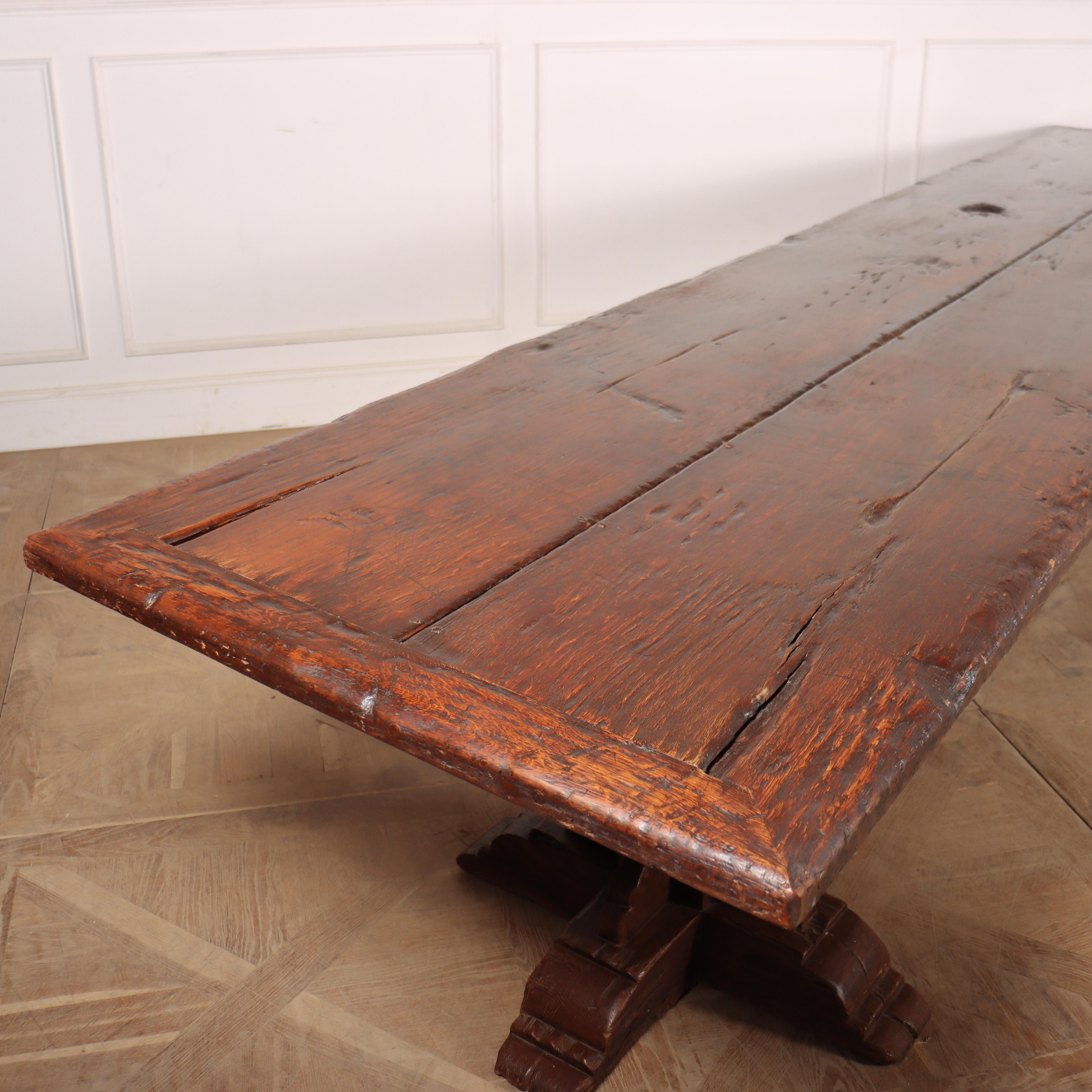 Anglais Table à manger de style gothique en chêne en vente