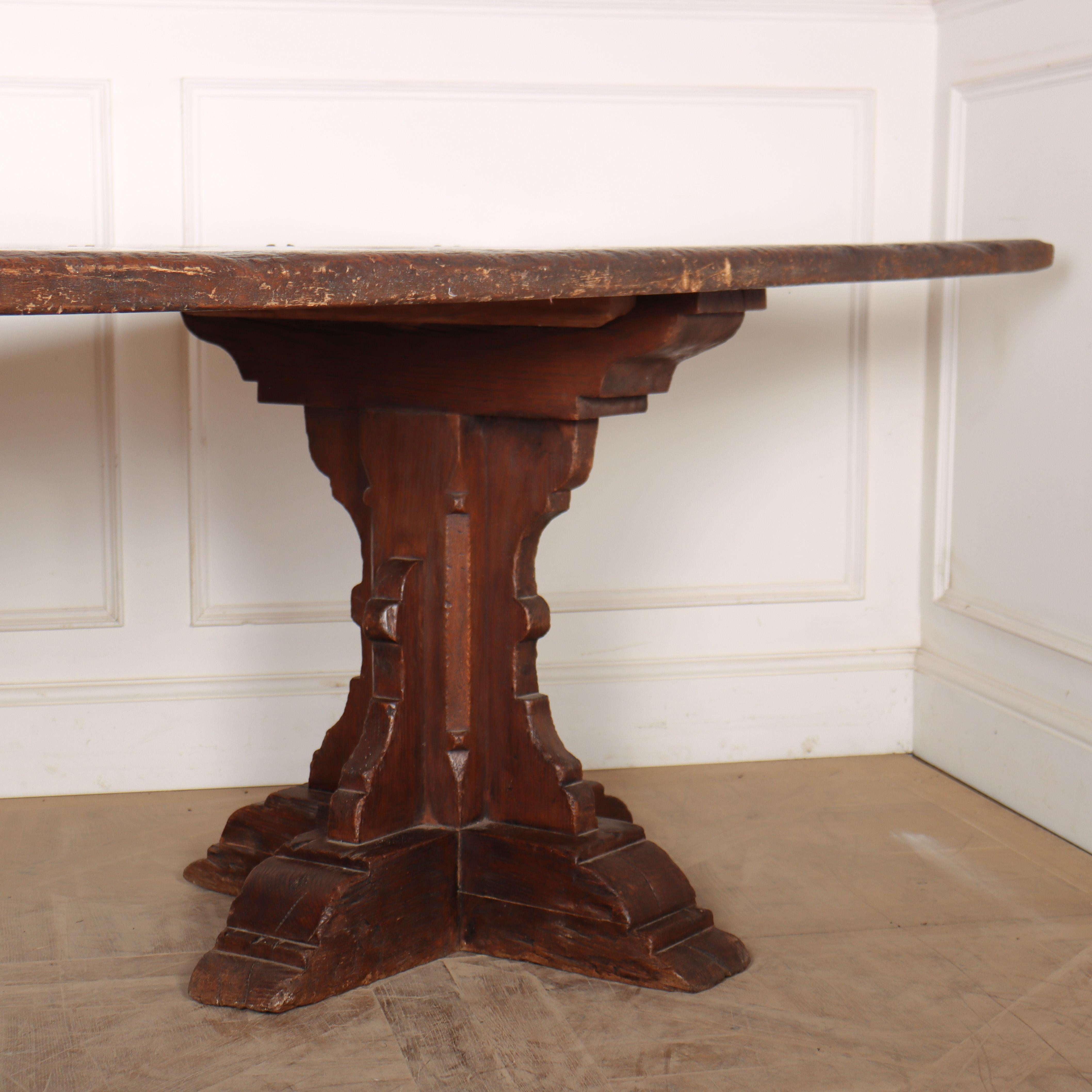 Chêne Table à manger de style gothique en chêne en vente