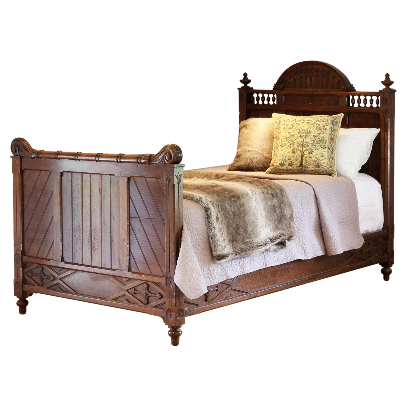 Einzelnes antikes Bett aus Nussbaumholz im gotischen Stil WS12