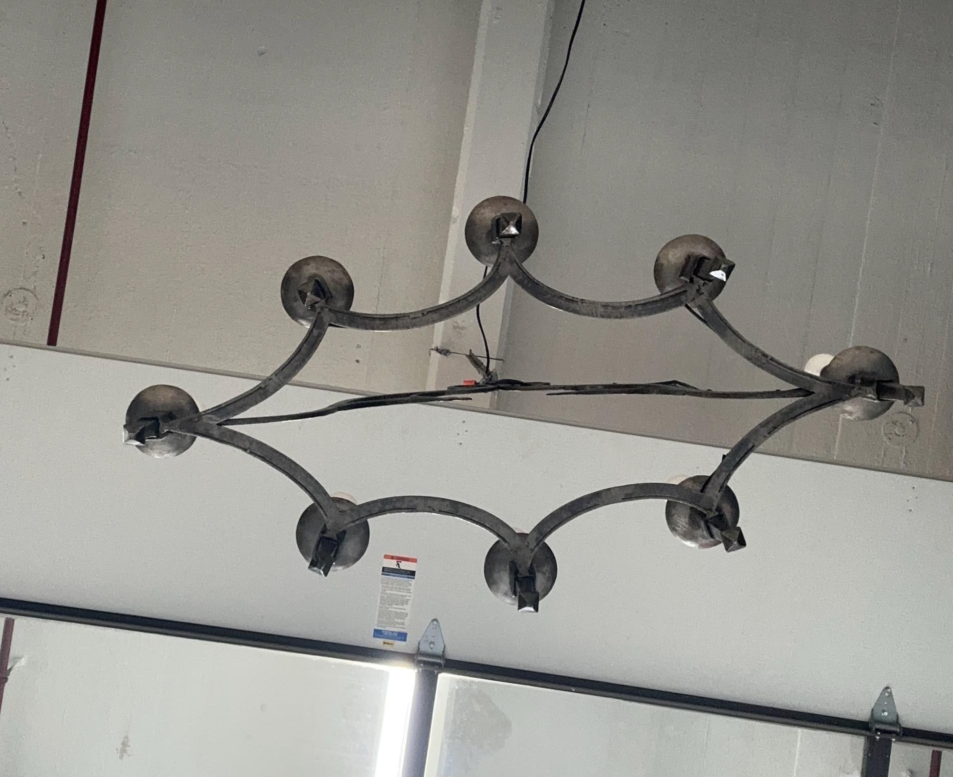 Lampadario a otto luci in stile gotico spagnolo degli anni '40 in vendita 4