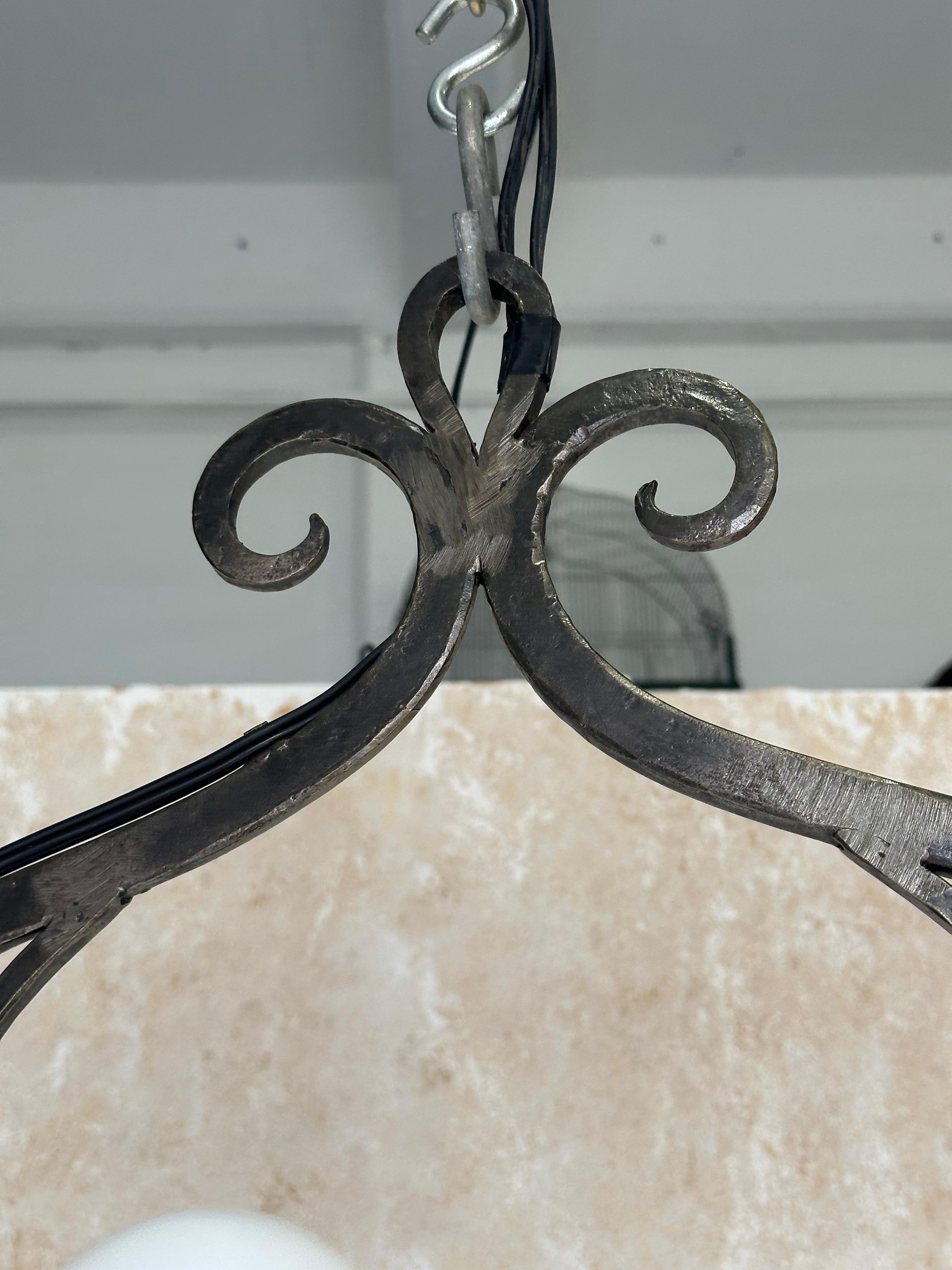 Spagnolo Lampadario a otto luci in stile gotico spagnolo degli anni '40 in vendita