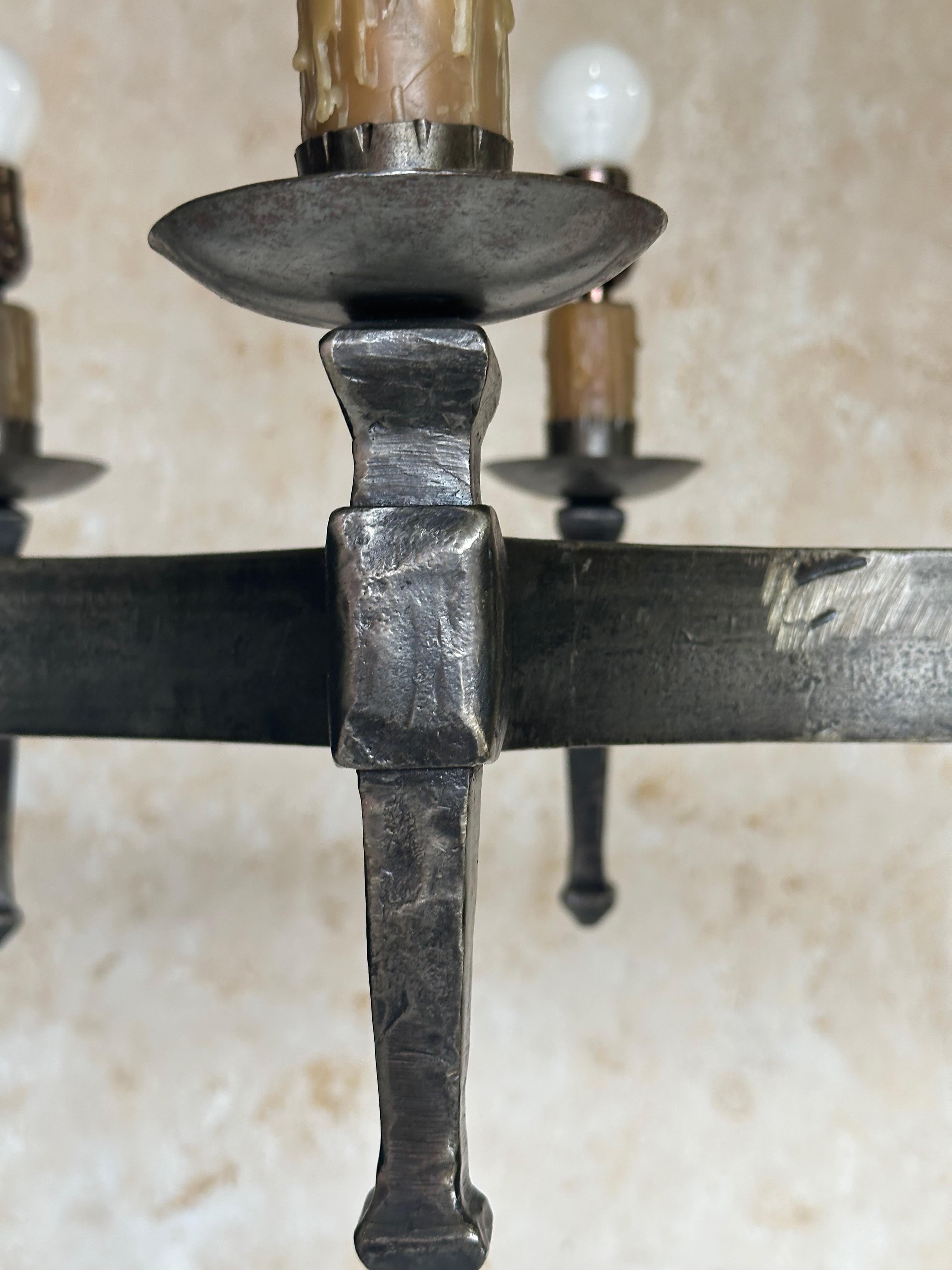 Lampadario a otto luci in stile gotico spagnolo degli anni '40 In condizioni buone in vendita a Buchanan, NY