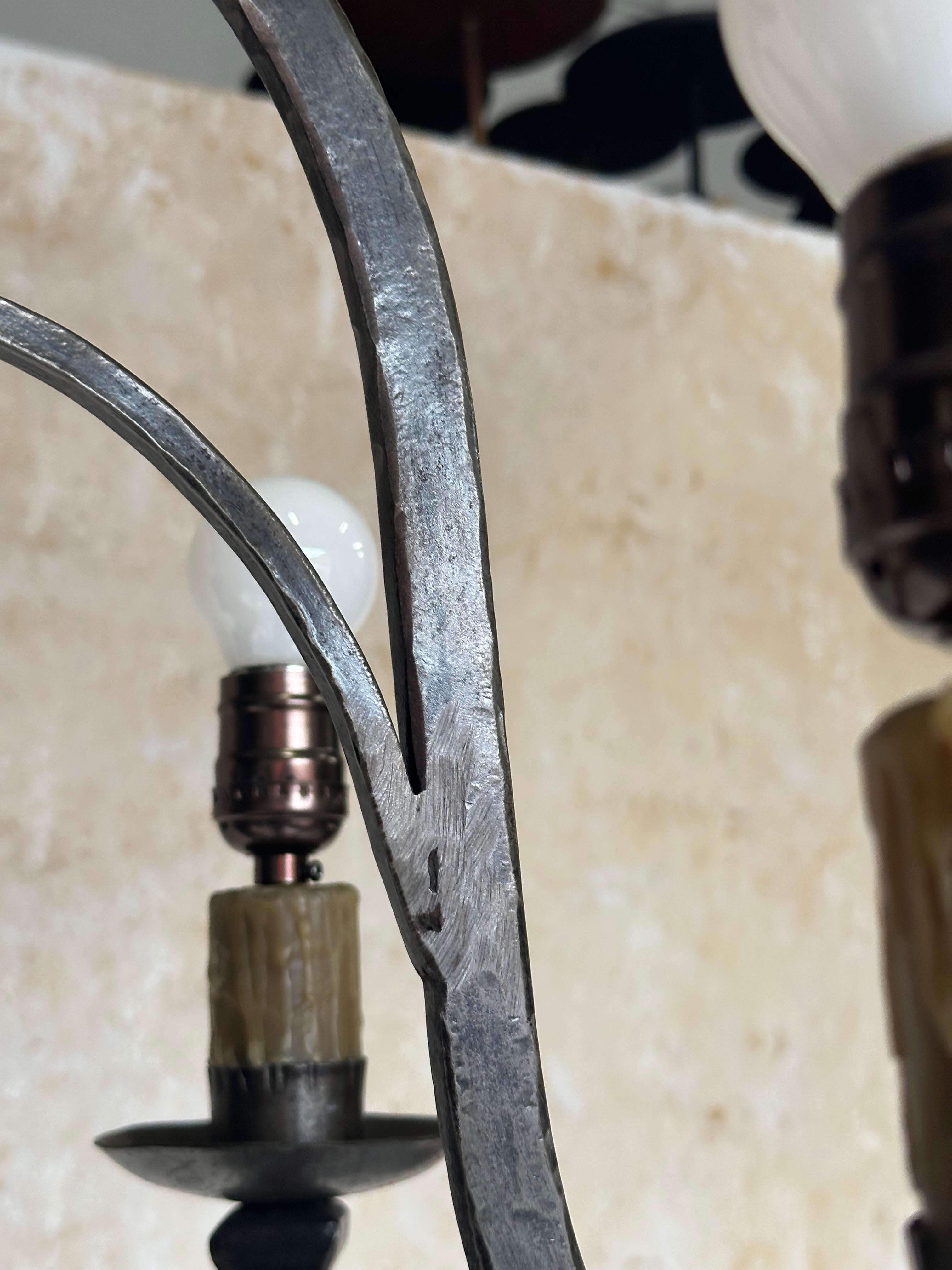 Metà XX secolo Lampadario a otto luci in stile gotico spagnolo degli anni '40 in vendita