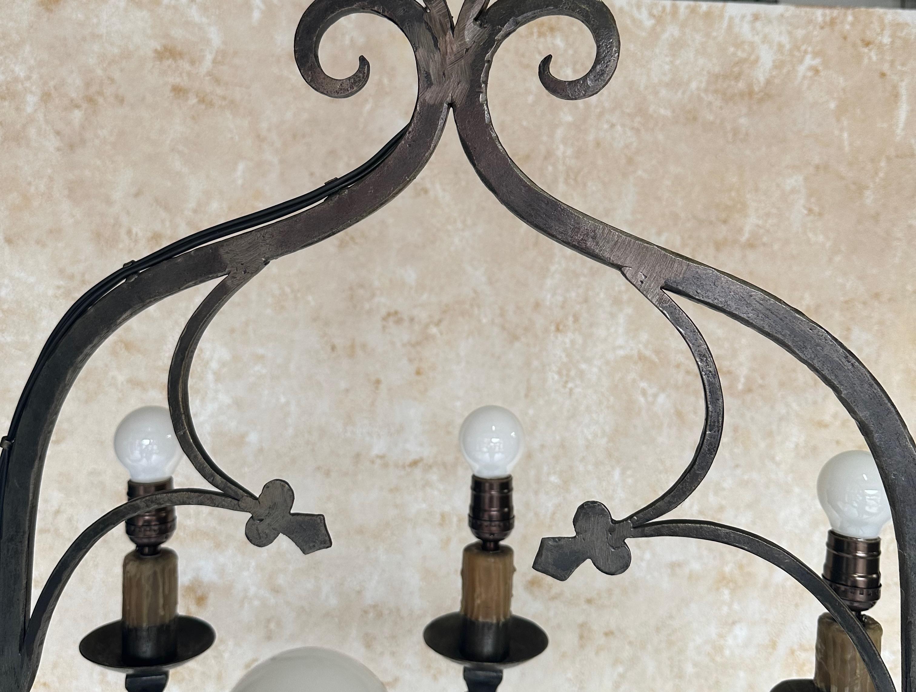 Ferro Lampadario a otto luci in stile gotico spagnolo degli anni '40 in vendita