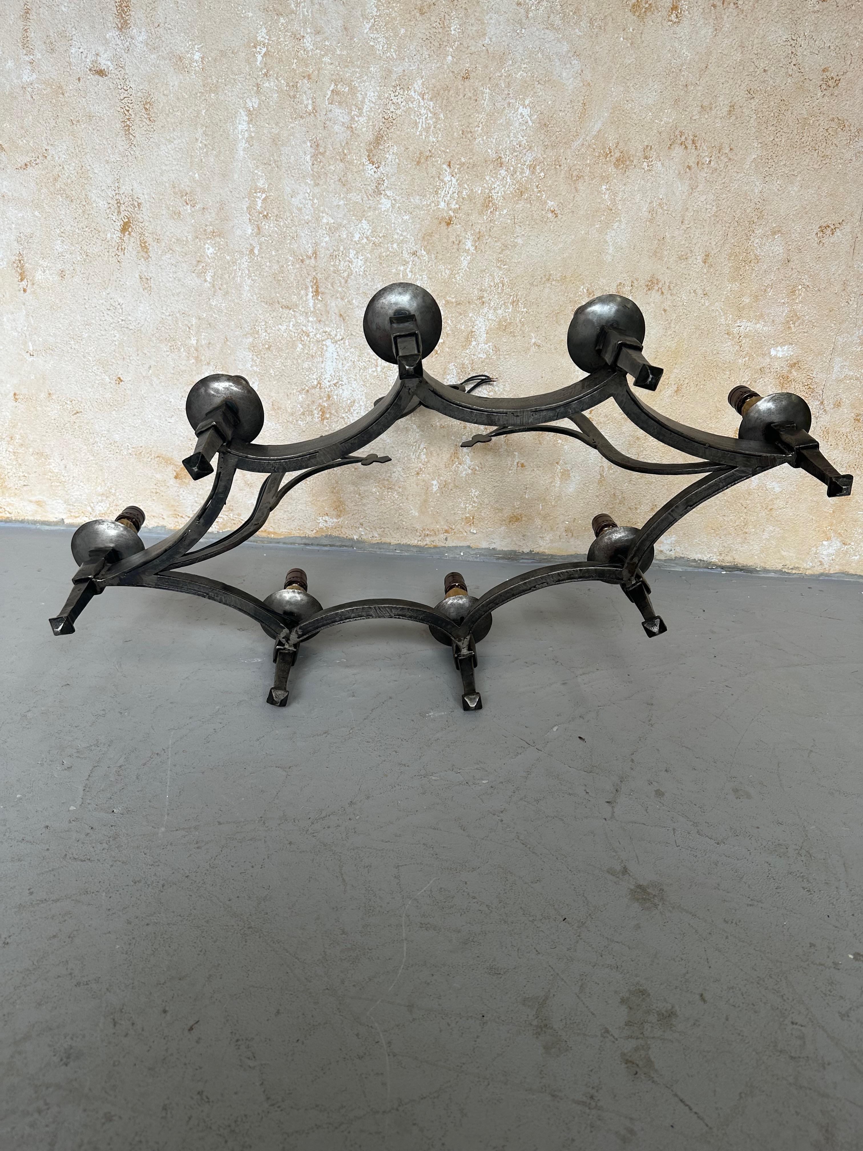 Lampadario a otto luci in stile gotico spagnolo degli anni '40 in vendita 1