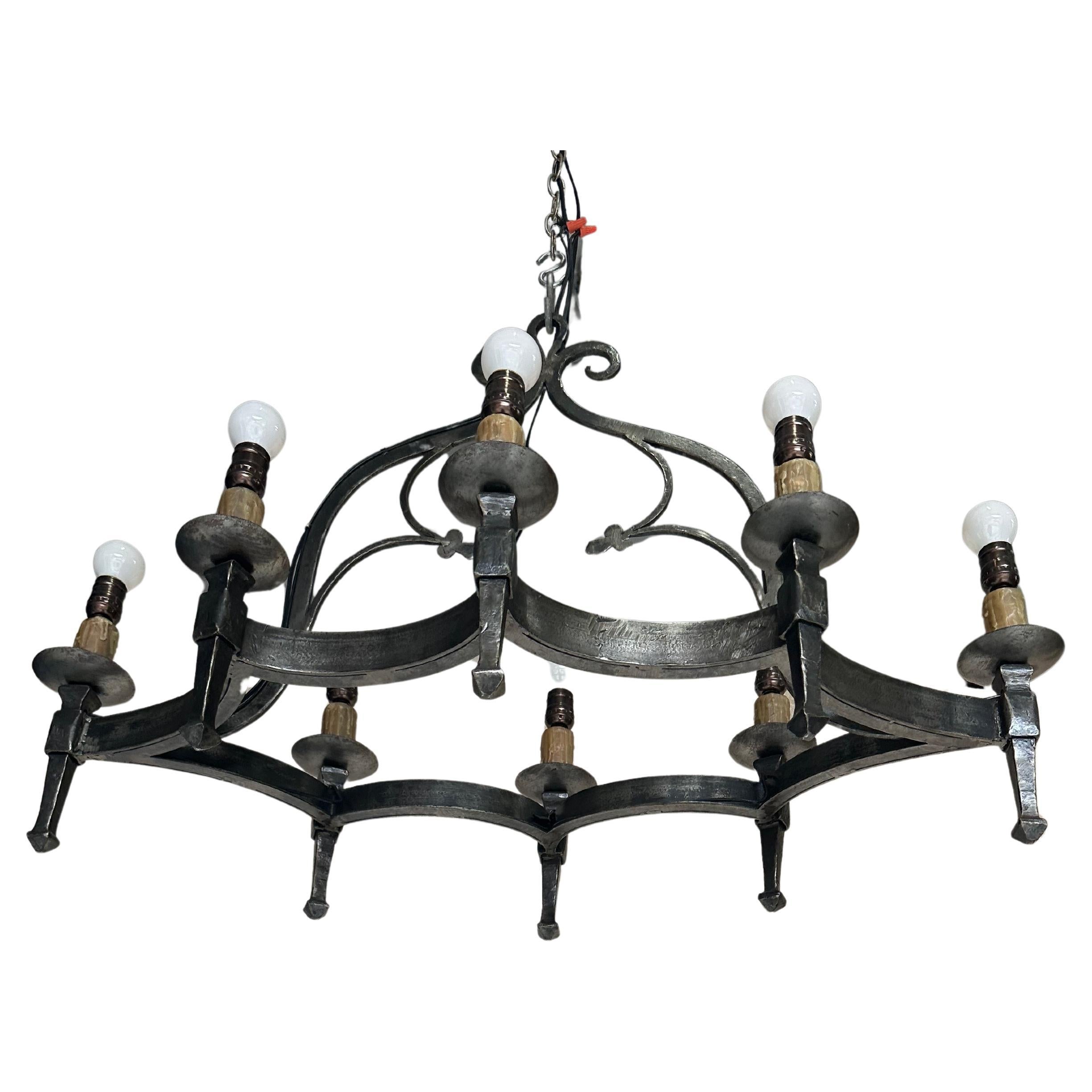 Lampadario a otto luci in stile gotico spagnolo degli anni
40