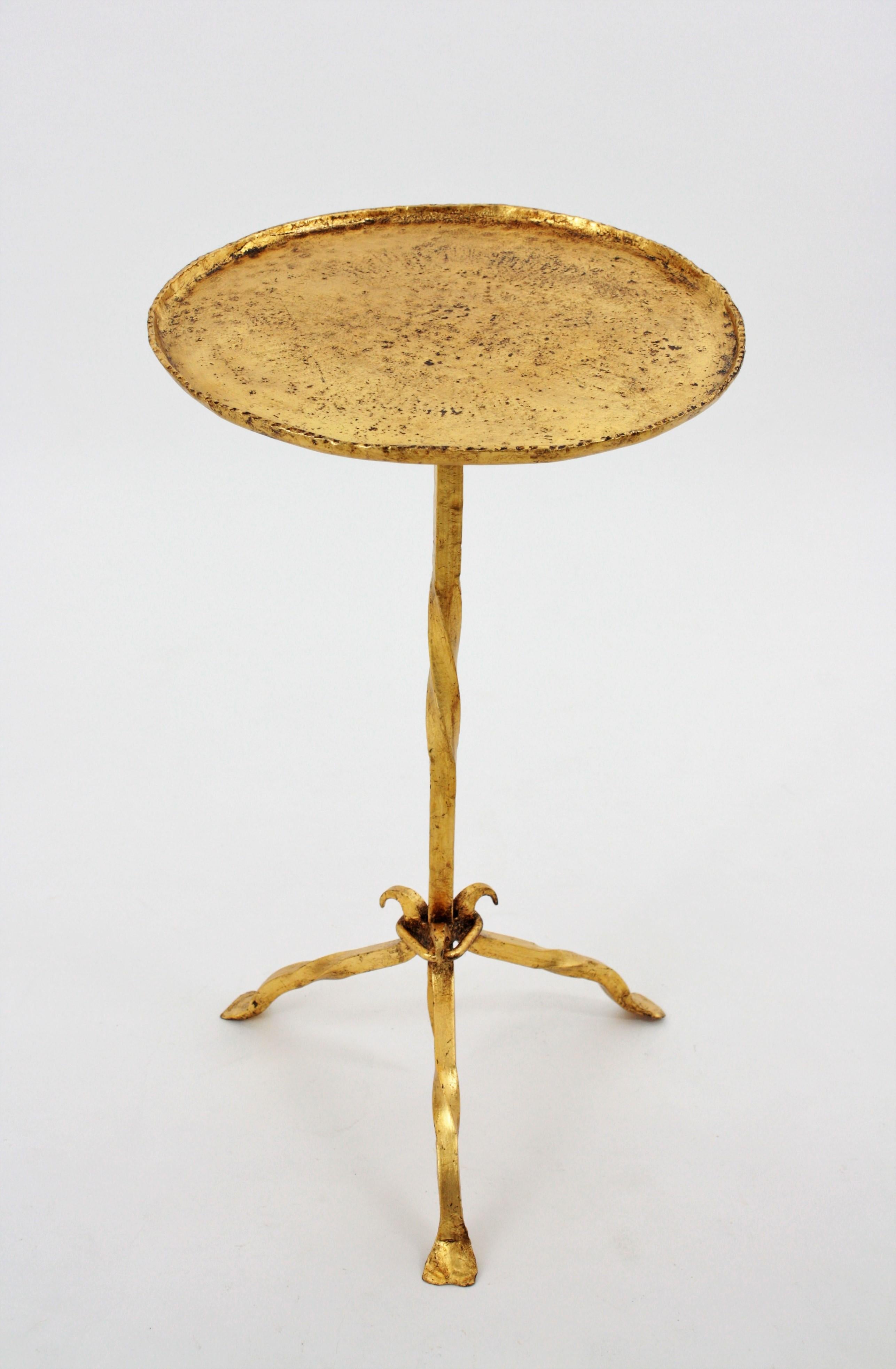 Beautiful hand-hammered gilt iron Gothic style Martini table / gueridon table, side table or stand with gold leaf finish and amazing original patina, Spain, 1940s-1950s.
Very decorative as a side table, coffee table or stand. Useful also as candle