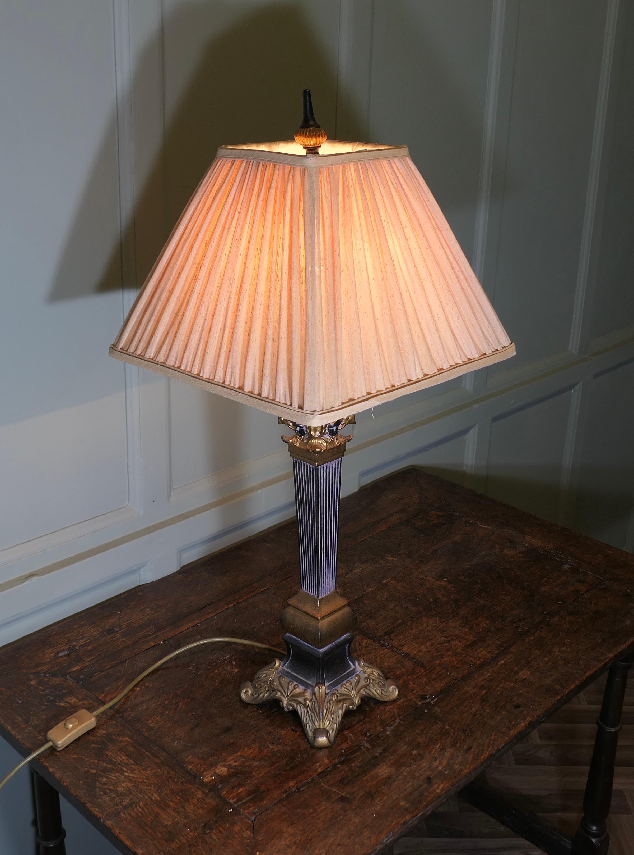 Lampe de table de style gothique Bon état - En vente à Godshill, Isle of Wight