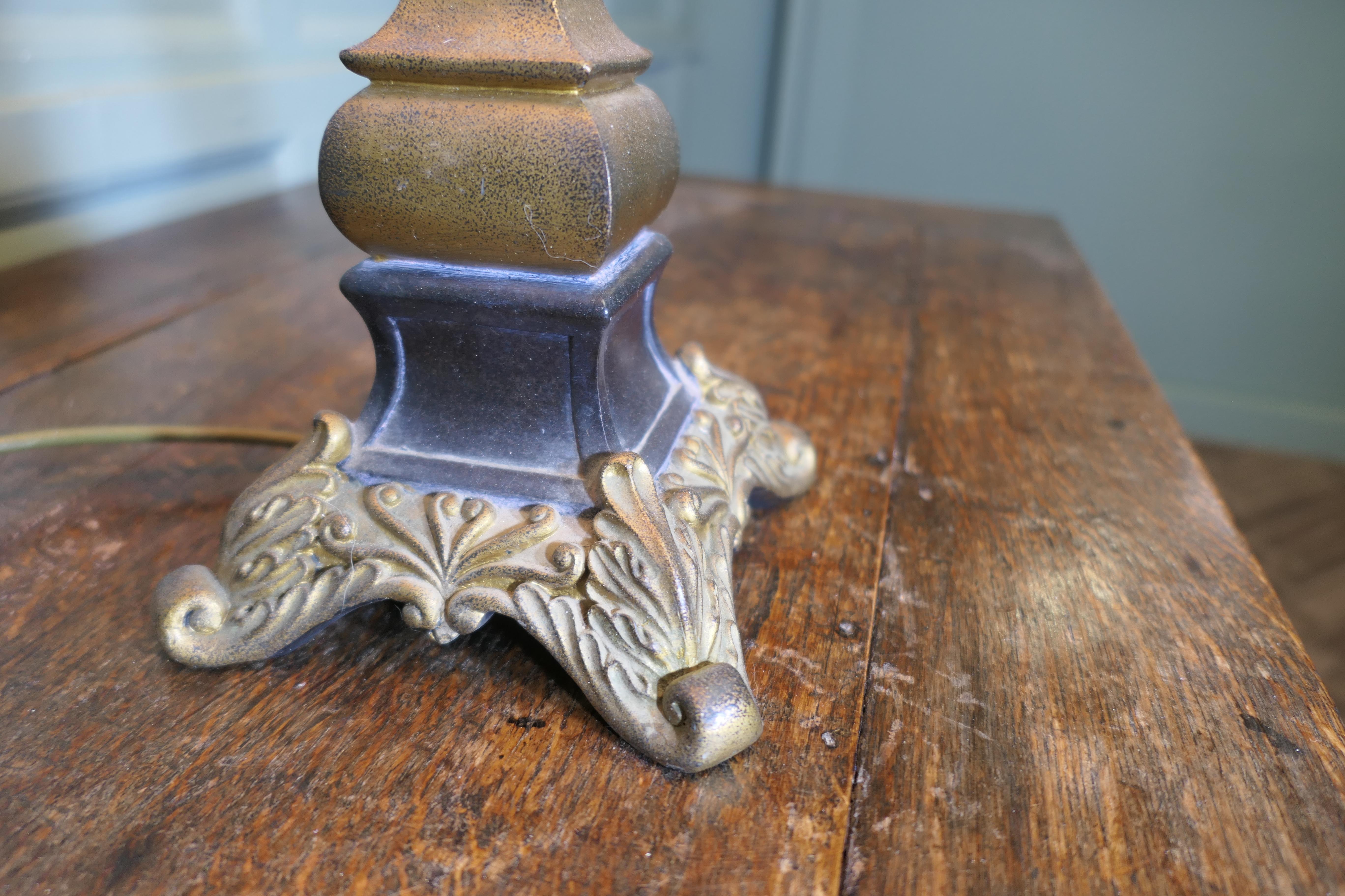 Composition Lampe de table de style gothique en vente