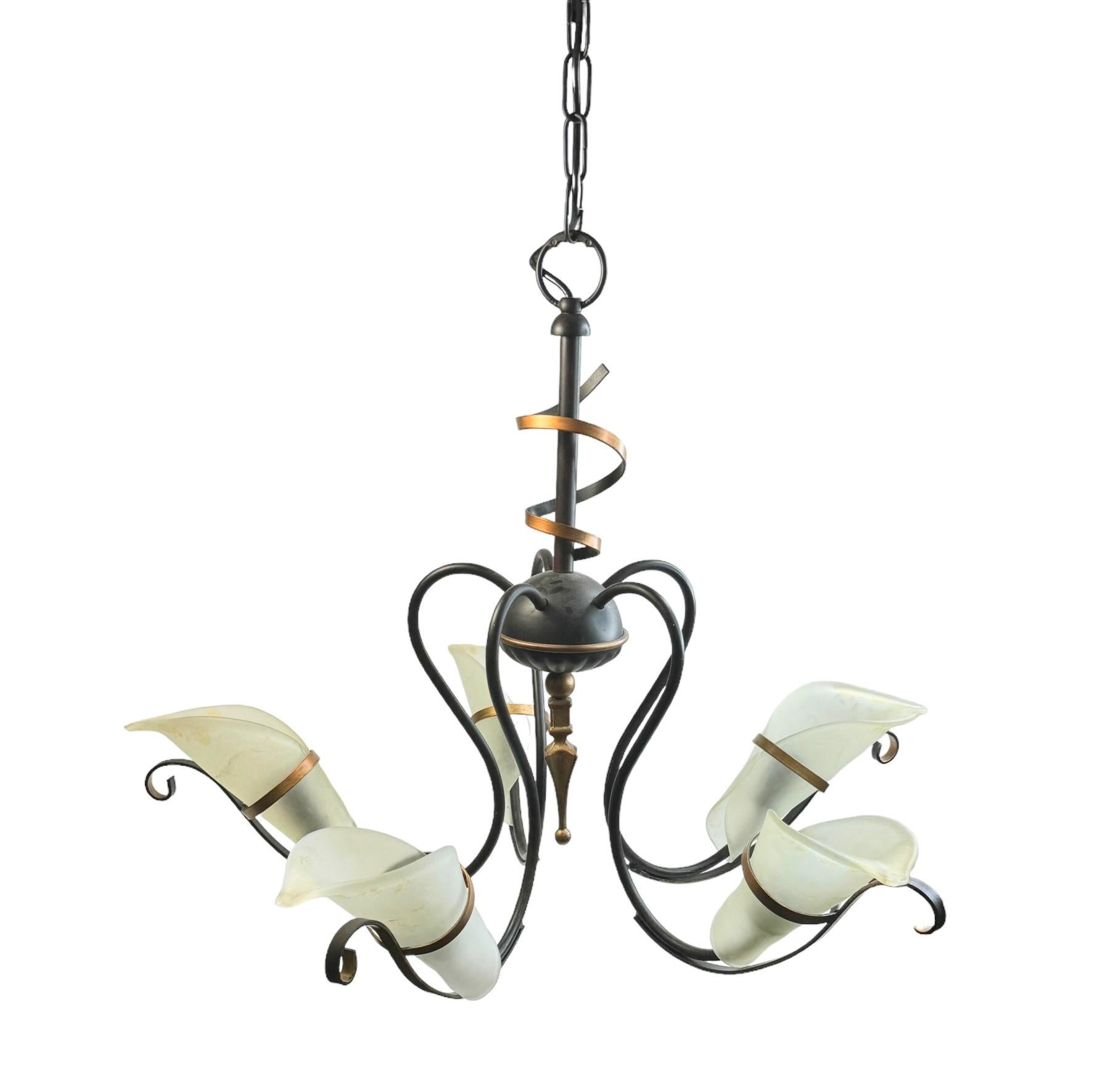 Lampadario in stile gotico Tole Hollywood Regency con paralumi in Murano Italia anni '80 in vendita 3