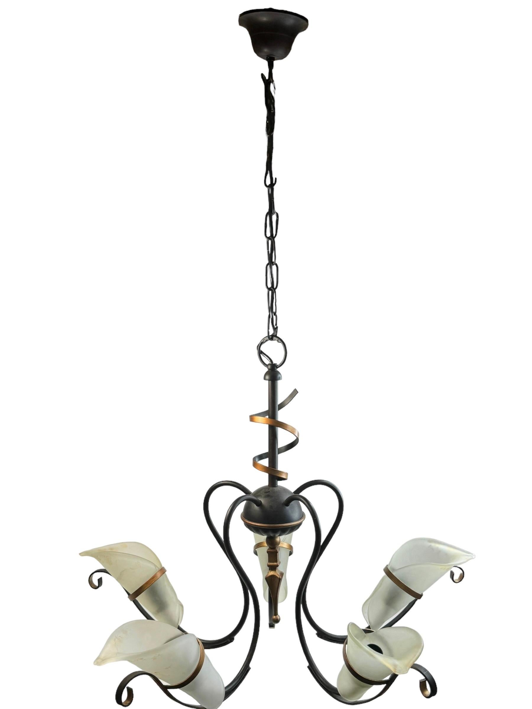 Lampadario in stile gotico Tole Hollywood Regency con paralumi in Murano Italia anni '80 in vendita 4