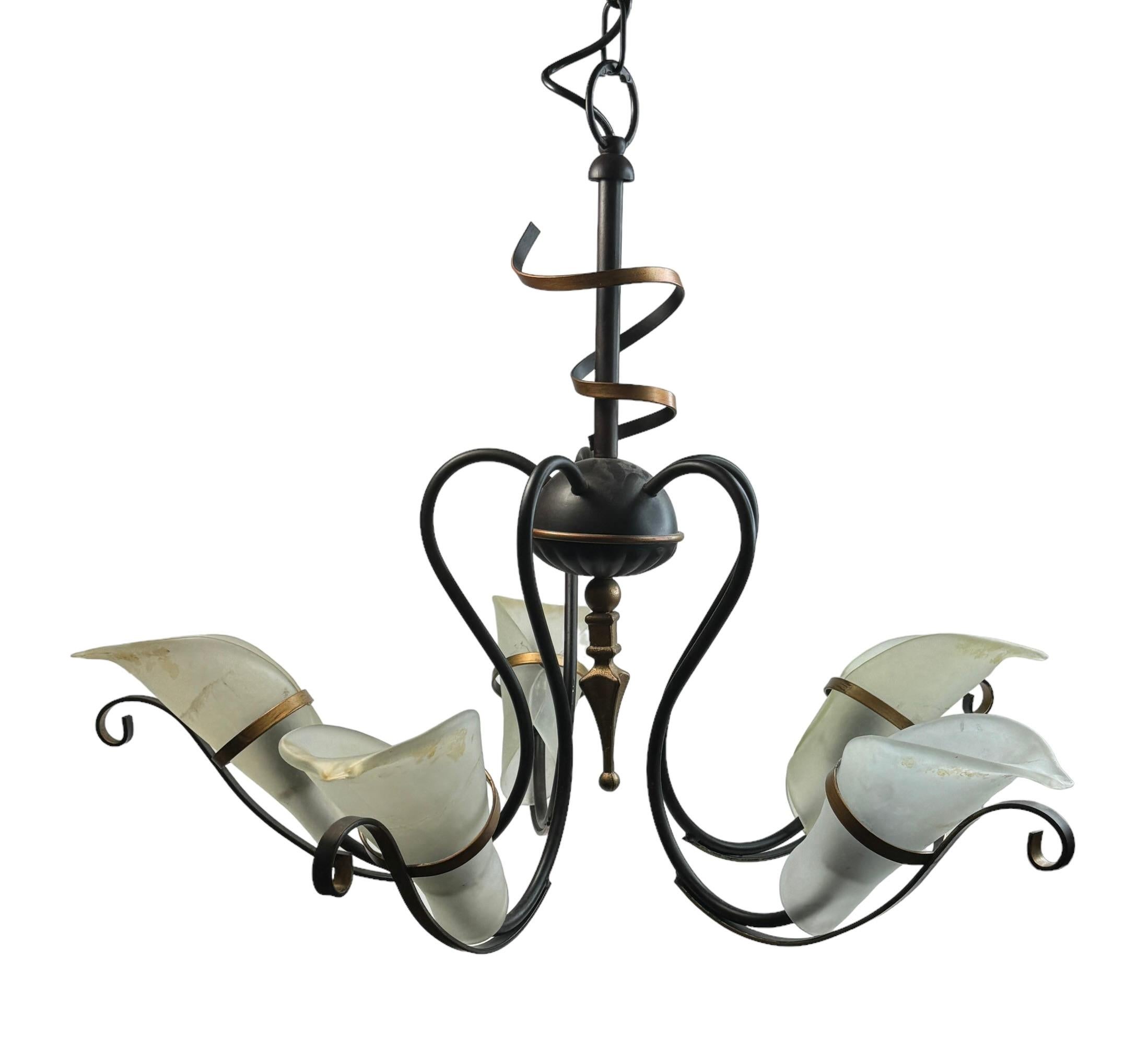 Lampadario in stile gotico Tole Hollywood Regency con paralumi in Murano Italia anni '80 In condizioni buone in vendita a Nuernberg, DE