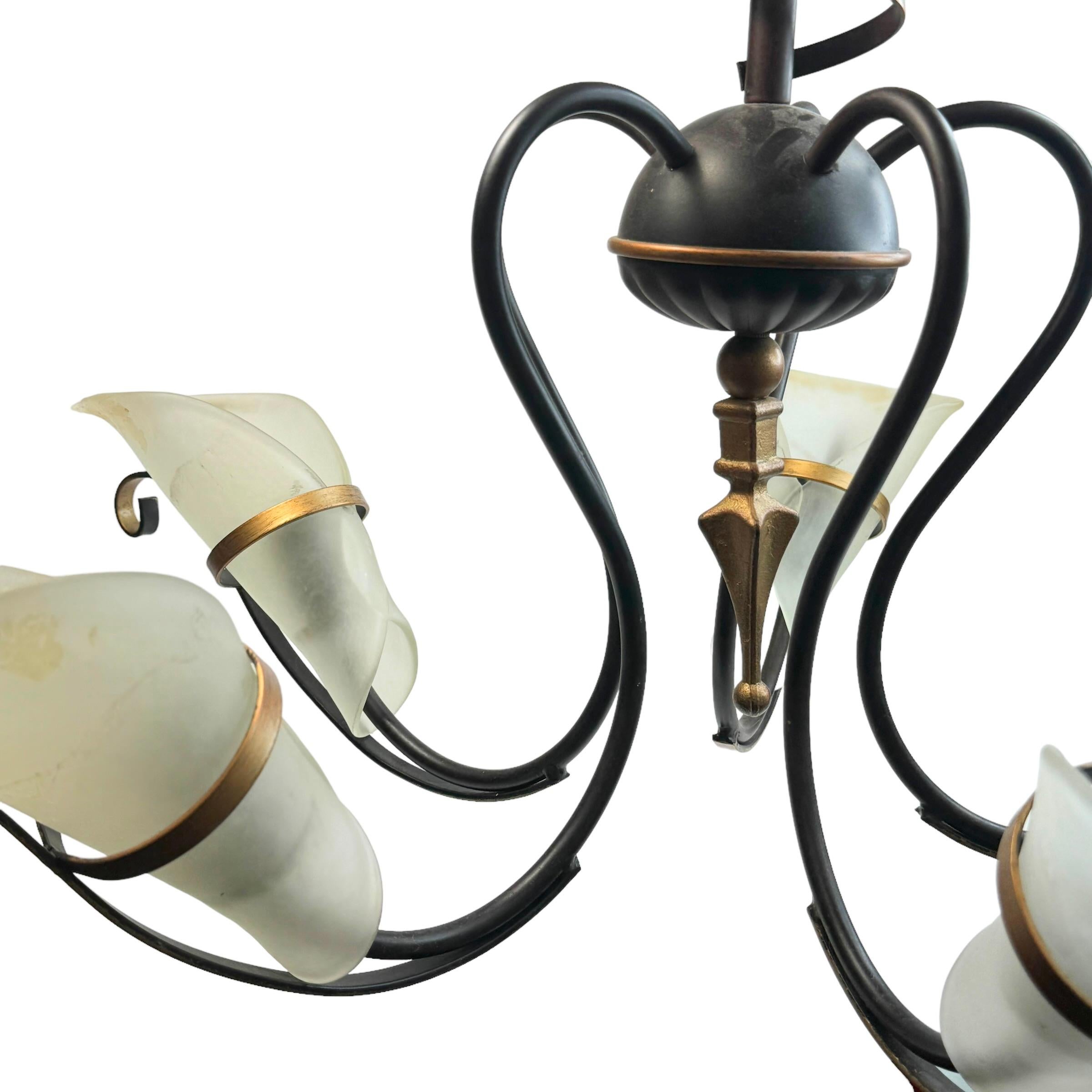 Metallo Lampadario in stile gotico Tole Hollywood Regency con paralumi in Murano Italia anni '80 in vendita