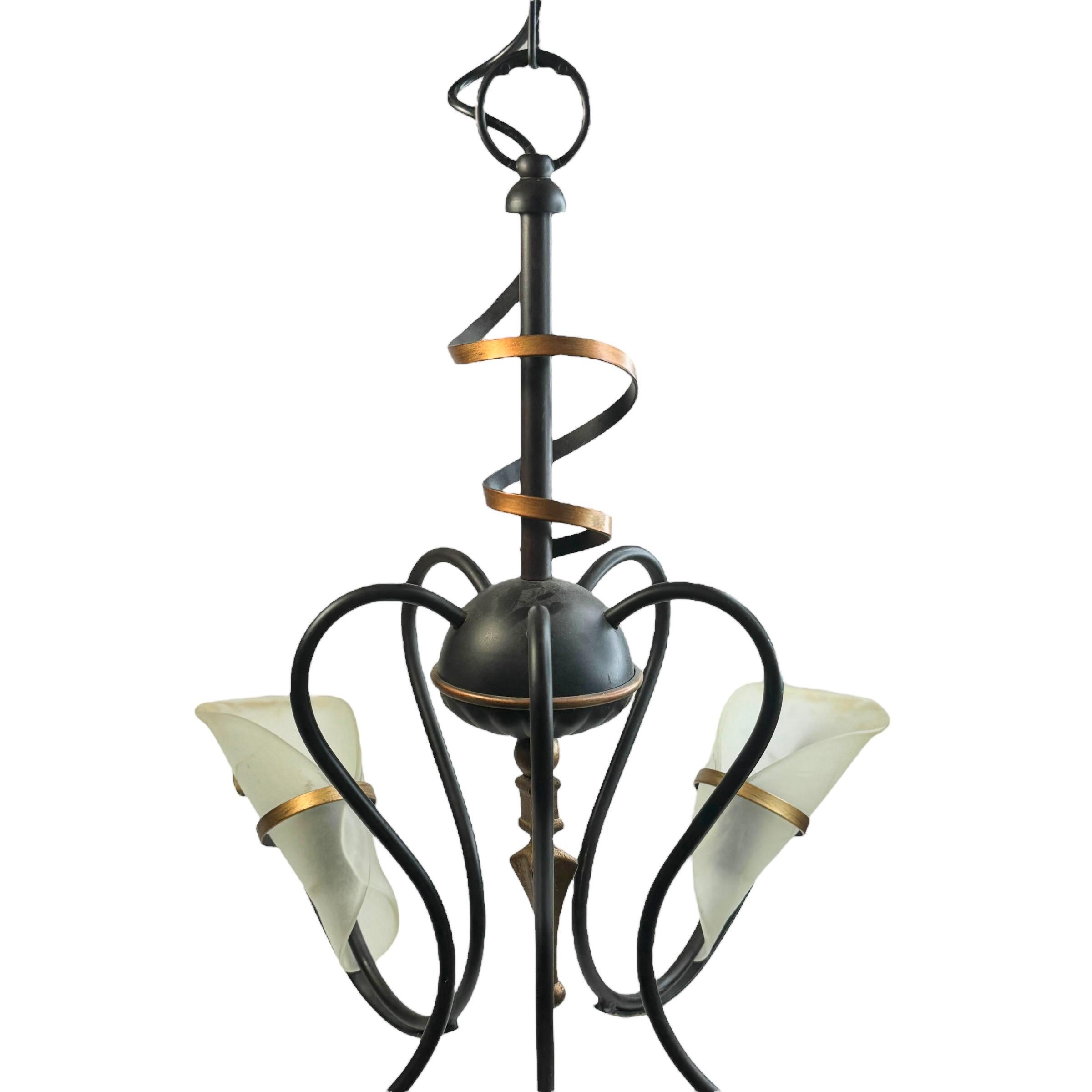 Lampadario in stile gotico Tole Hollywood Regency con paralumi in Murano Italia anni '80 in vendita 2