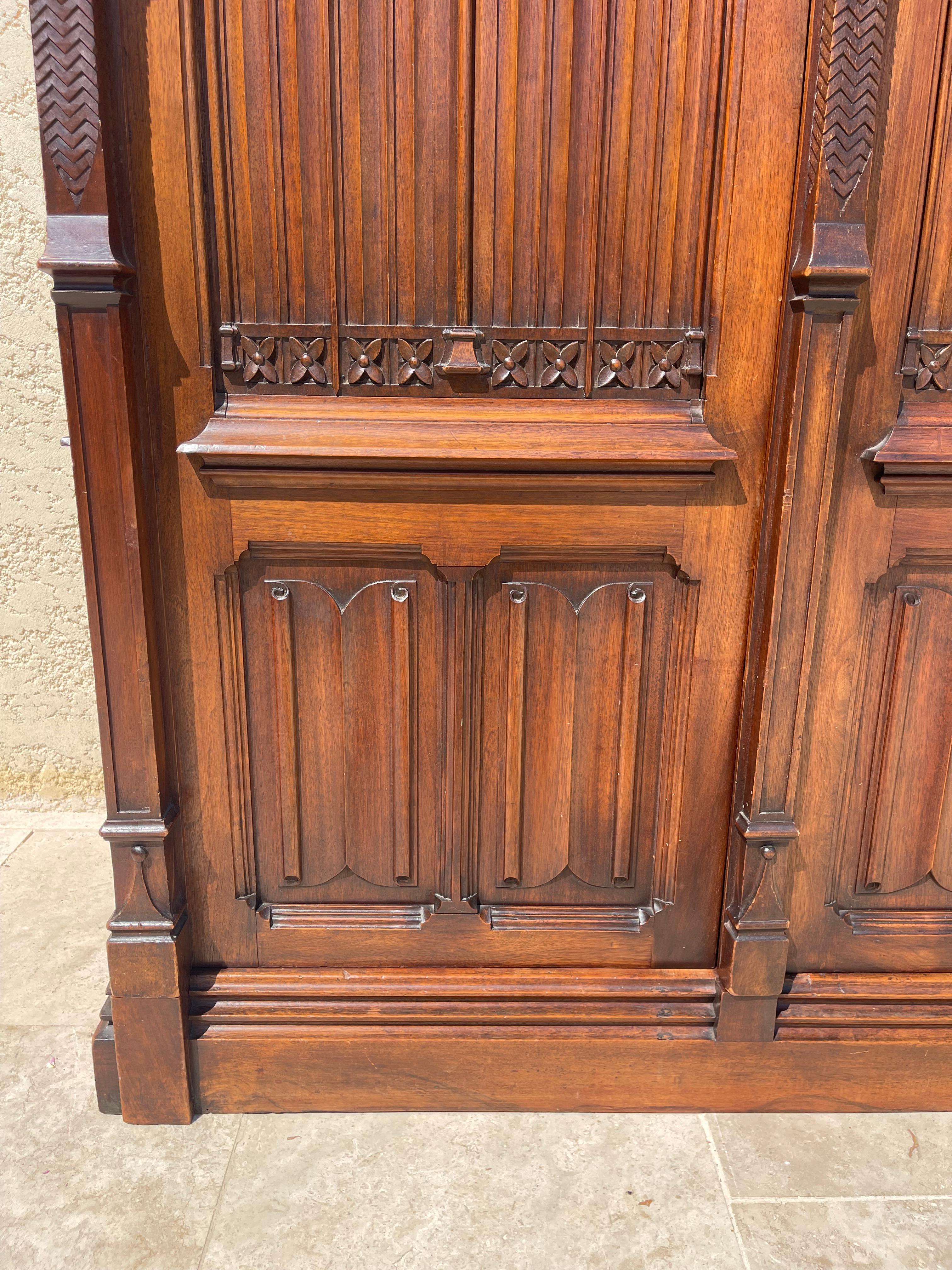 Gotischer Stil Nussbaum Kleiderschrank , XIX. Jahrhundert im Angebot 5