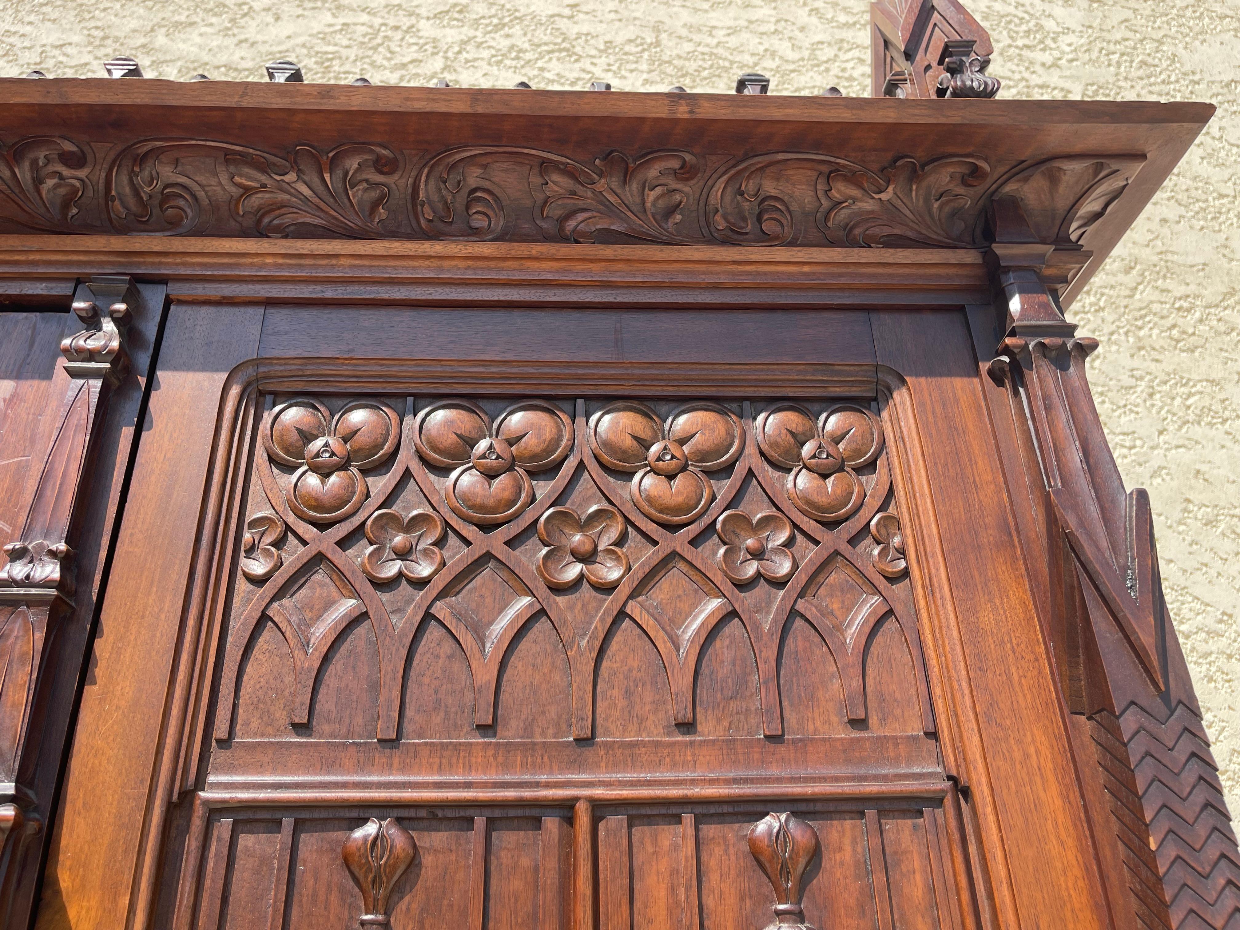 Gotischer Stil Nussbaum Kleiderschrank , XIX. Jahrhundert im Angebot 6