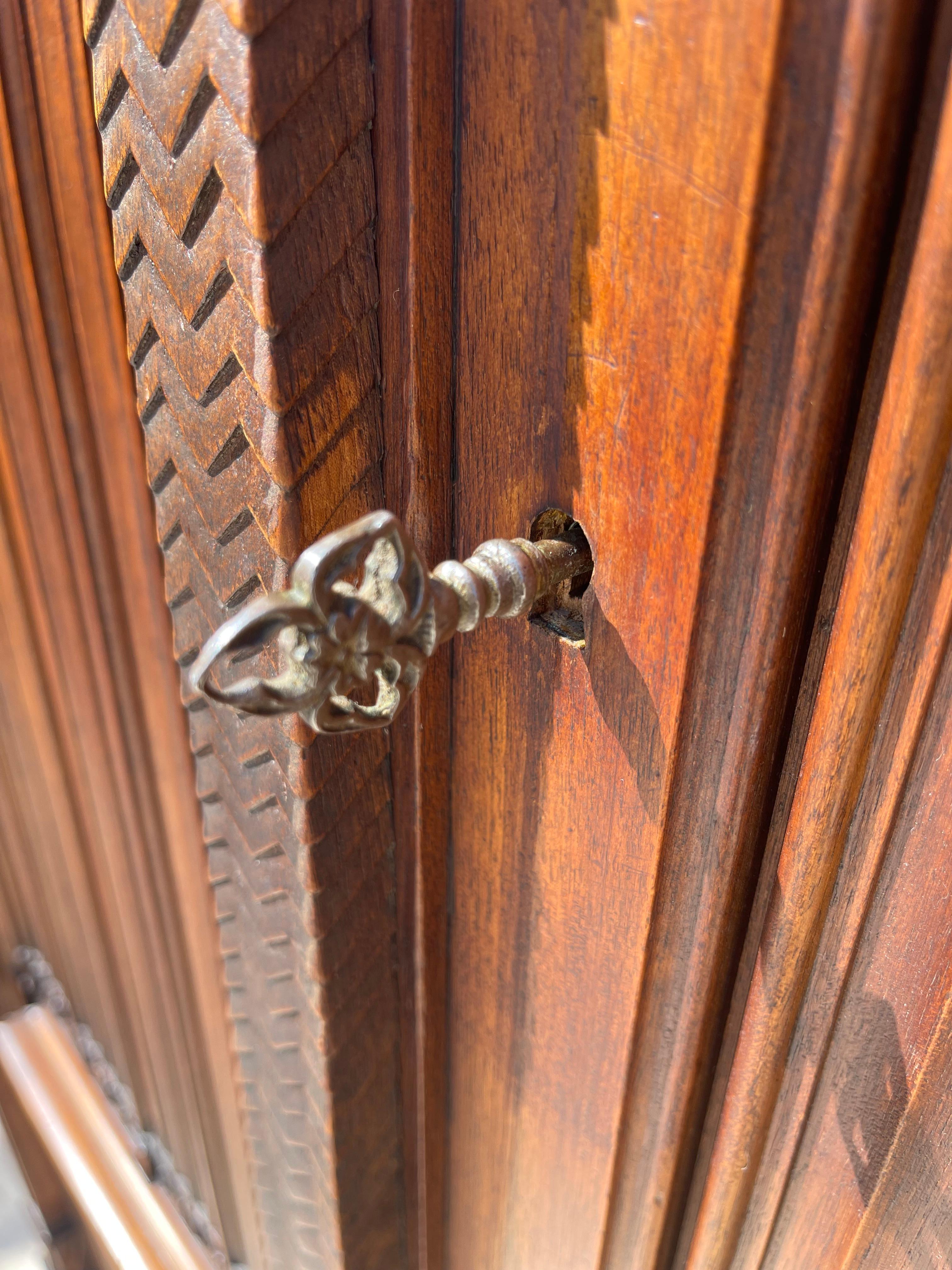 Gotischer Stil Nussbaum Kleiderschrank , XIX. Jahrhundert im Angebot 8