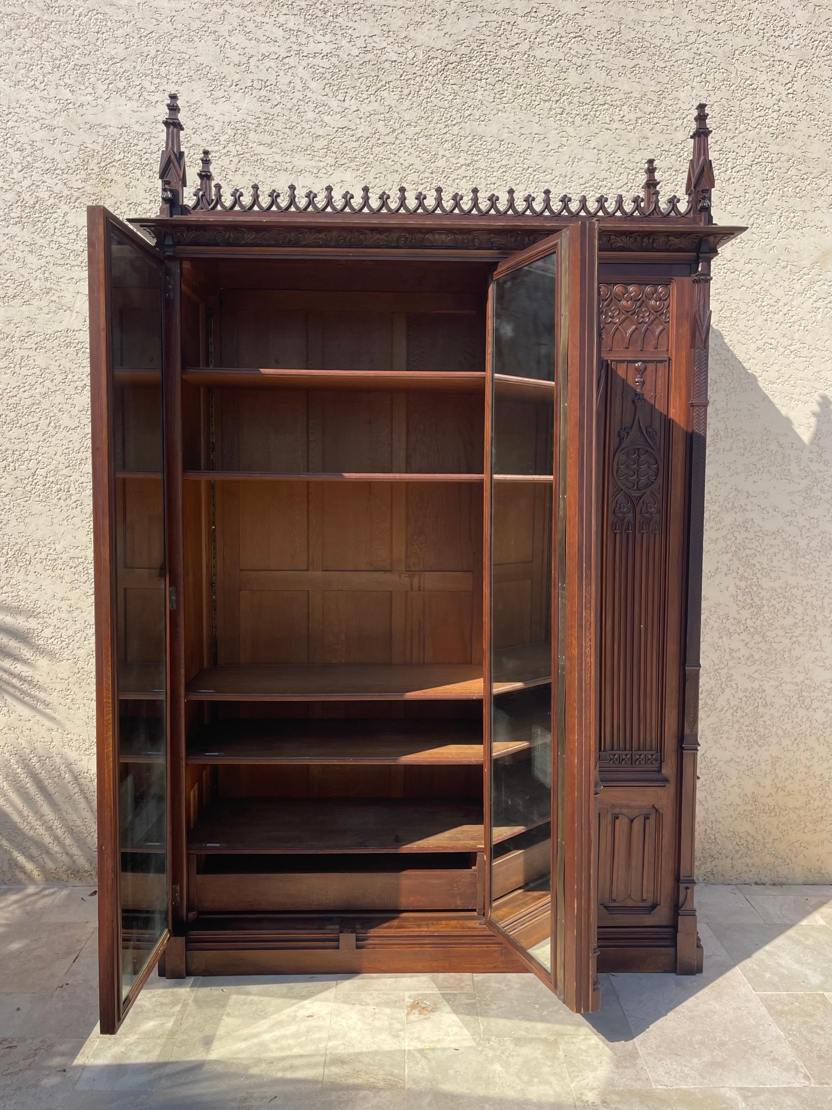 Gotischer Stil Nussbaum Kleiderschrank , XIX. Jahrhundert im Angebot 9