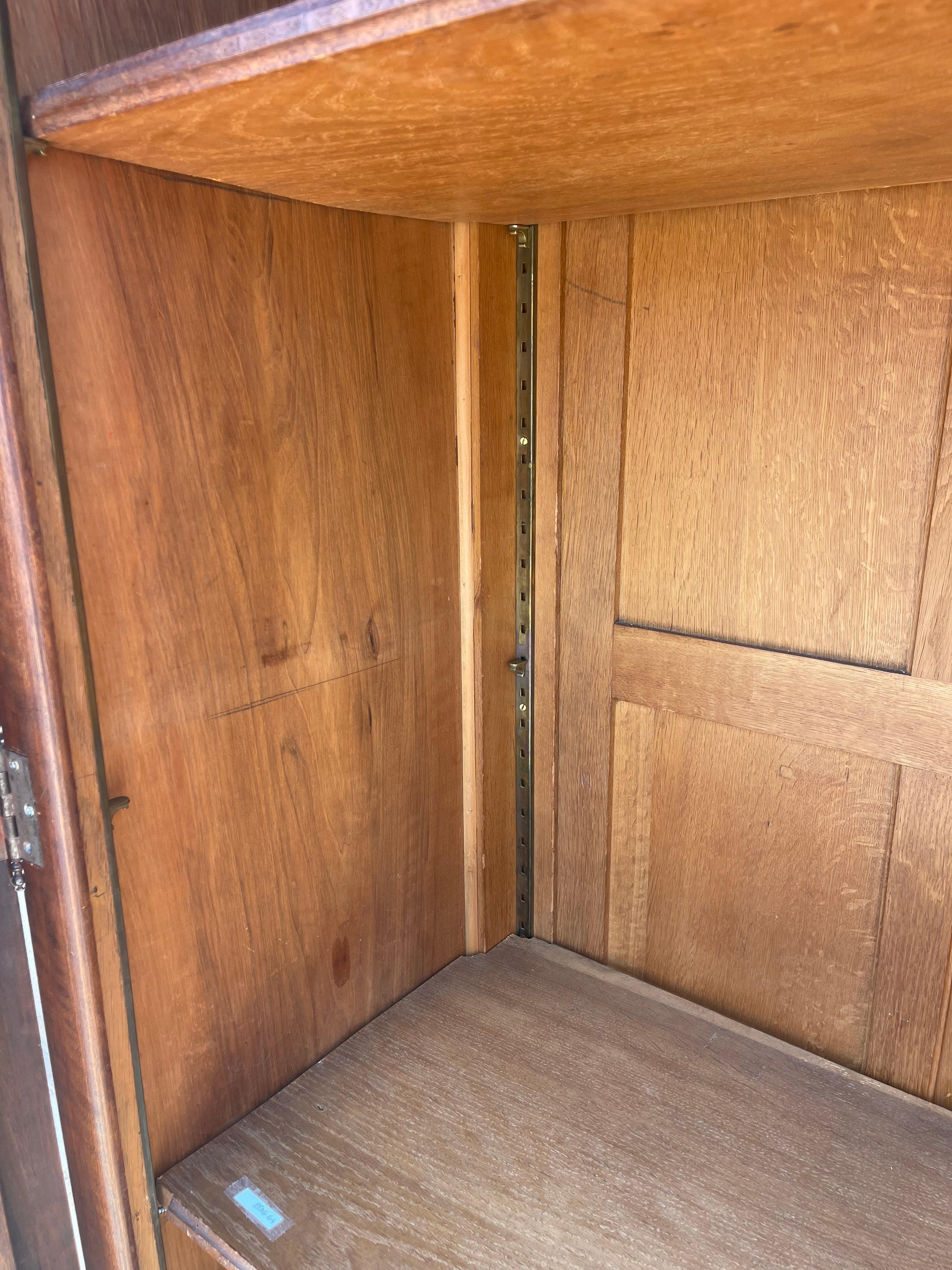 Gotischer Stil Nussbaum Kleiderschrank , XIX. Jahrhundert im Angebot 10