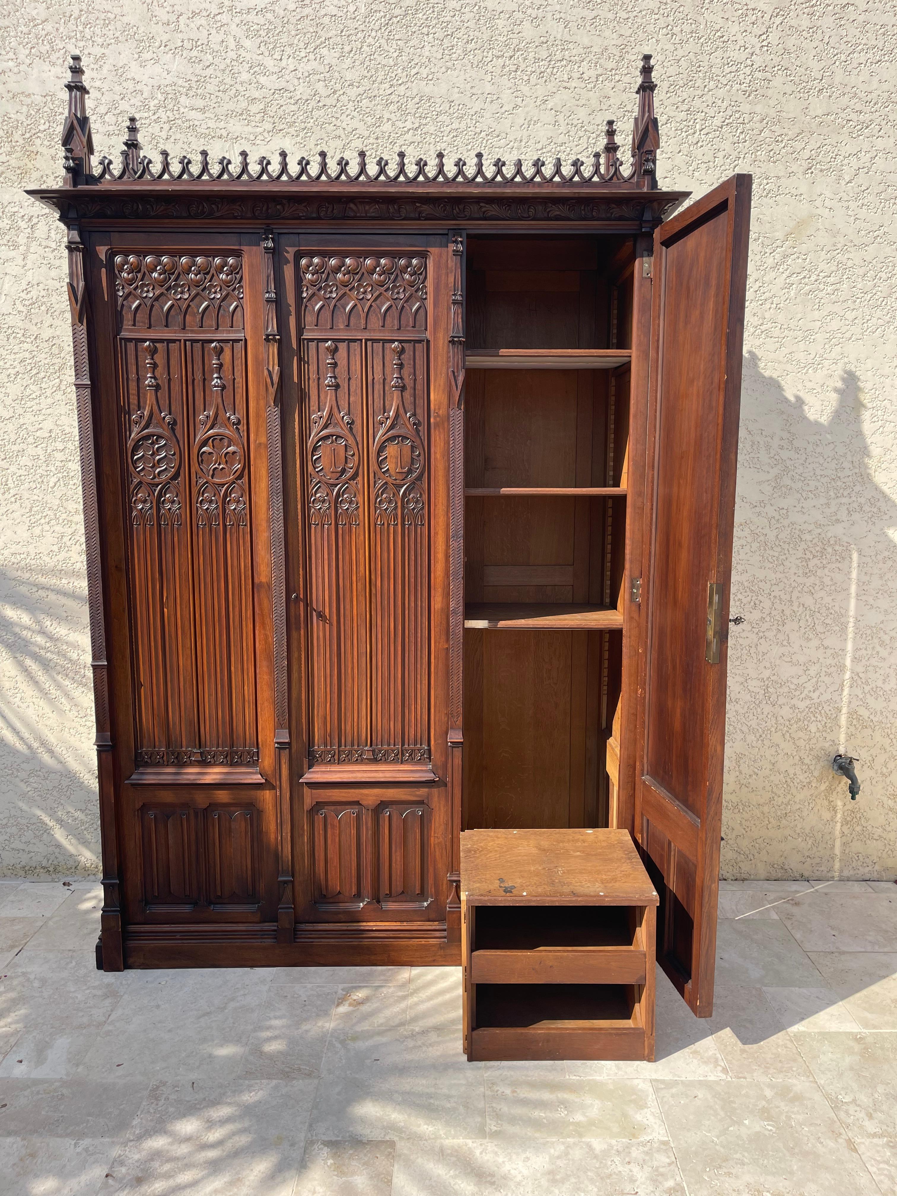 Gotischer Stil Nussbaum Kleiderschrank , XIX. Jahrhundert im Angebot 11