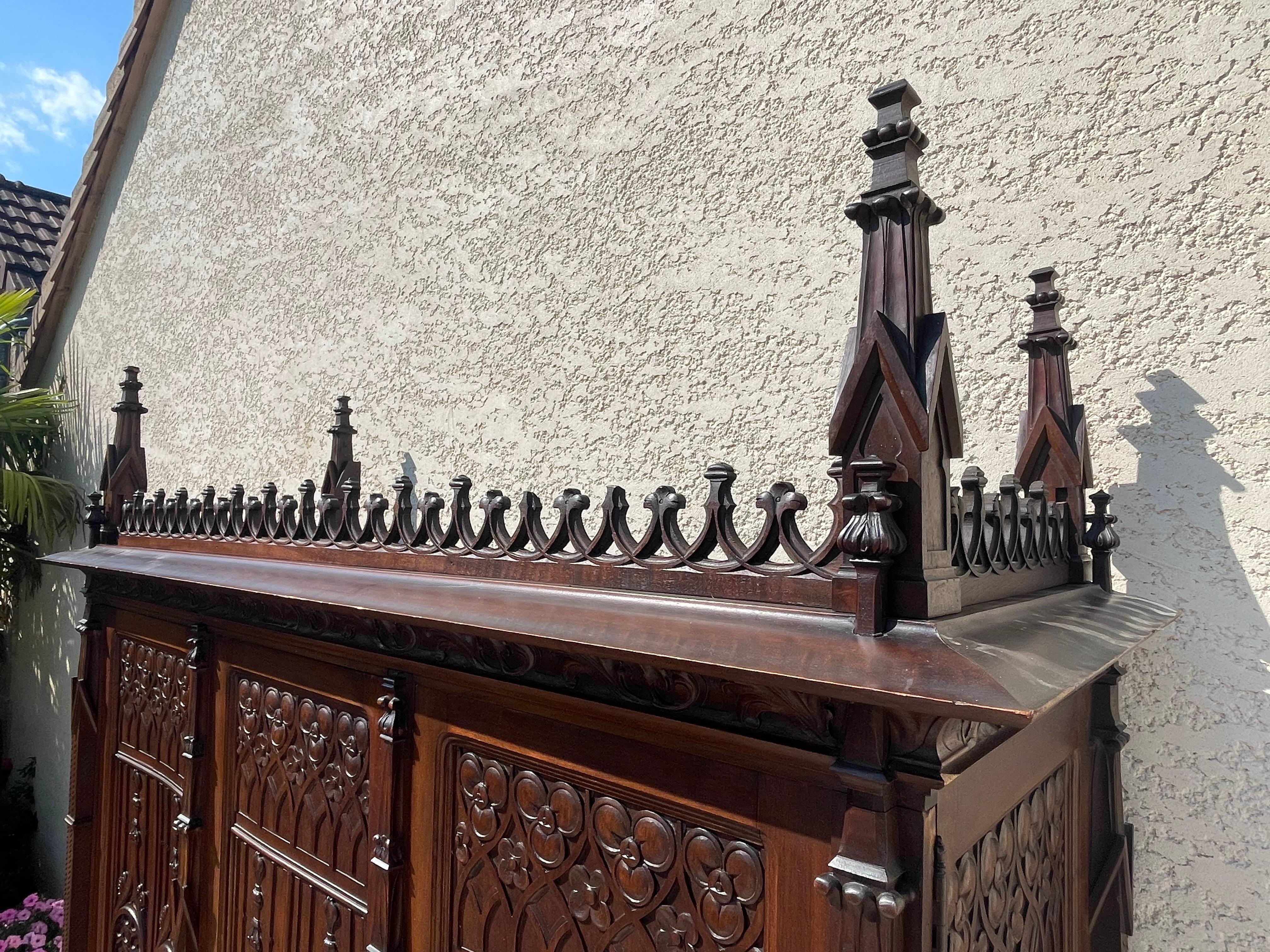 Gotischer Stil Nussbaum Kleiderschrank , XIX. Jahrhundert im Angebot 12