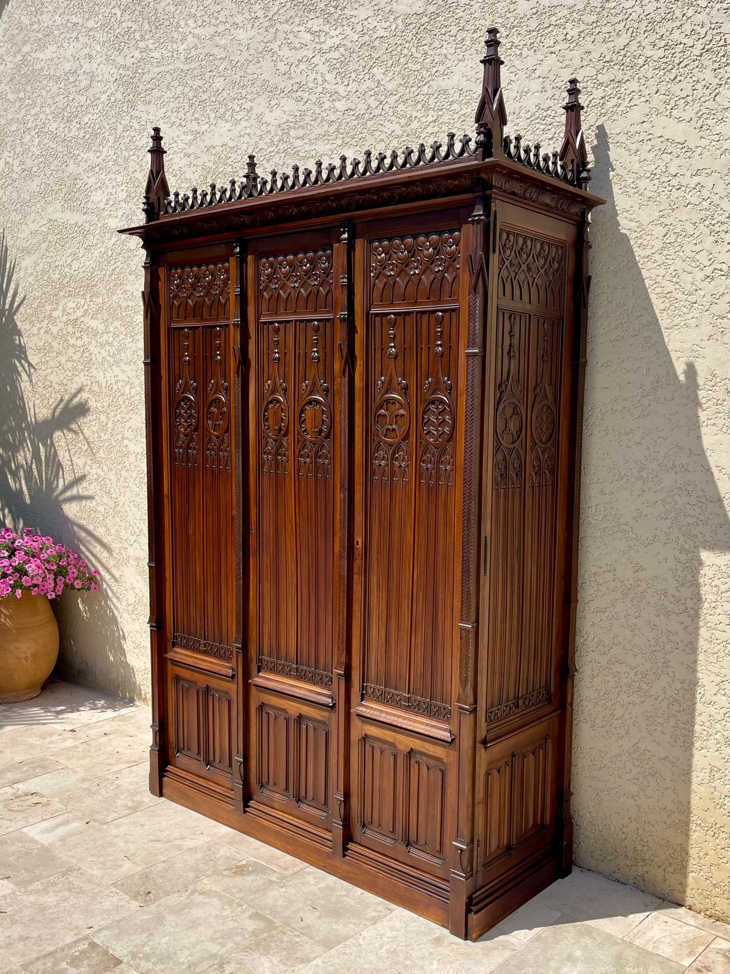 Reich geschnitzter dreitüriger Kleiderschrank aus Nussbaumholz im gotischen Stil. Das Innere besteht aus verschiedenen Ebenen. Sehr hohe Qualität Französisch Herstellung um 1880. 
 
 Abmessungen 
 Gesamthöhe 2m60 
 Höhe ohne Giebel 2m25
 Tiefe 60 cm